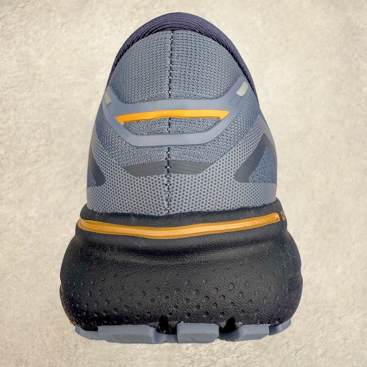 图片[8]-Brooks布鲁克斯 Ghost 15 马拉松舒适百搭防滑耐磨低帮跑步鞋 Brooks 四大跑鞋之一 百年品牌 跑鞋从外形上基本就能判断这是一款速度跑鞋 简洁干练的外形结构和极强的运动流线型看着非常有速度感 上脚的第一感觉是非常轻 美码9码的鞋单只206g不到 从个人偏好来说 200g左右的竞速鞋最具安全感 鞋面采用单层网布 很薄 前掌使用了大量开放式网眼 排气直接快速 透气性上乘 鞋舌也是轻量化设计 仅为一层麂皮 和脚背完美贴合 鞋舌中央有个防偏穿孔 从实际穿着来看 通常鞋舌都是外偏 如果是防偏穿孔位于中心 防偏效果其实并不十分有效 如果采用趋外侧的偏心设计更有效 鞋帮泡棉填充量不大 但非常紧凑 贴合舒适 包裹稳固 内置硬质TPU保证必要的稳定性 跑鞋中底采用的是DNA FLASH科技材料 DNA FLASH中底科技 是Brooks第一款将氮气注入中底的创新科技 主要原理是借助“超临界流体”发泡技术 将液态氮稳定的转化为气态氮 并使其均匀地形成无数紧密贴合的密闭式气囊结构 尺码：36 36.5 37.5 38 38.5 39 40 40.5 41 42 42.5 43 44 44.5 45 46-选品中心