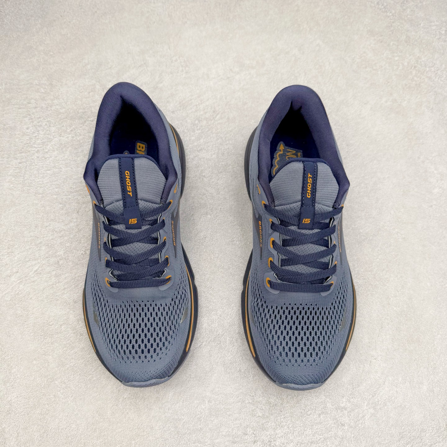 图片[2]-Brooks布鲁克斯 Ghost 15 马拉松舒适百搭防滑耐磨低帮跑步鞋 Brooks 四大跑鞋之一 百年品牌 跑鞋从外形上基本就能判断这是一款速度跑鞋 简洁干练的外形结构和极强的运动流线型看着非常有速度感 上脚的第一感觉是非常轻 美码9码的鞋单只206g不到 从个人偏好来说 200g左右的竞速鞋最具安全感 鞋面采用单层网布 很薄 前掌使用了大量开放式网眼 排气直接快速 透气性上乘 鞋舌也是轻量化设计 仅为一层麂皮 和脚背完美贴合 鞋舌中央有个防偏穿孔 从实际穿着来看 通常鞋舌都是外偏 如果是防偏穿孔位于中心 防偏效果其实并不十分有效 如果采用趋外侧的偏心设计更有效 鞋帮泡棉填充量不大 但非常紧凑 贴合舒适 包裹稳固 内置硬质TPU保证必要的稳定性 跑鞋中底采用的是DNA FLASH科技材料 DNA FLASH中底科技 是Brooks第一款将氮气注入中底的创新科技 主要原理是借助“超临界流体”发泡技术 将液态氮稳定的转化为气态氮 并使其均匀地形成无数紧密贴合的密闭式气囊结构 尺码：36 36.5 37.5 38 38.5 39 40 40.5 41 42 42.5 43 44 44.5 45 46-选品中心