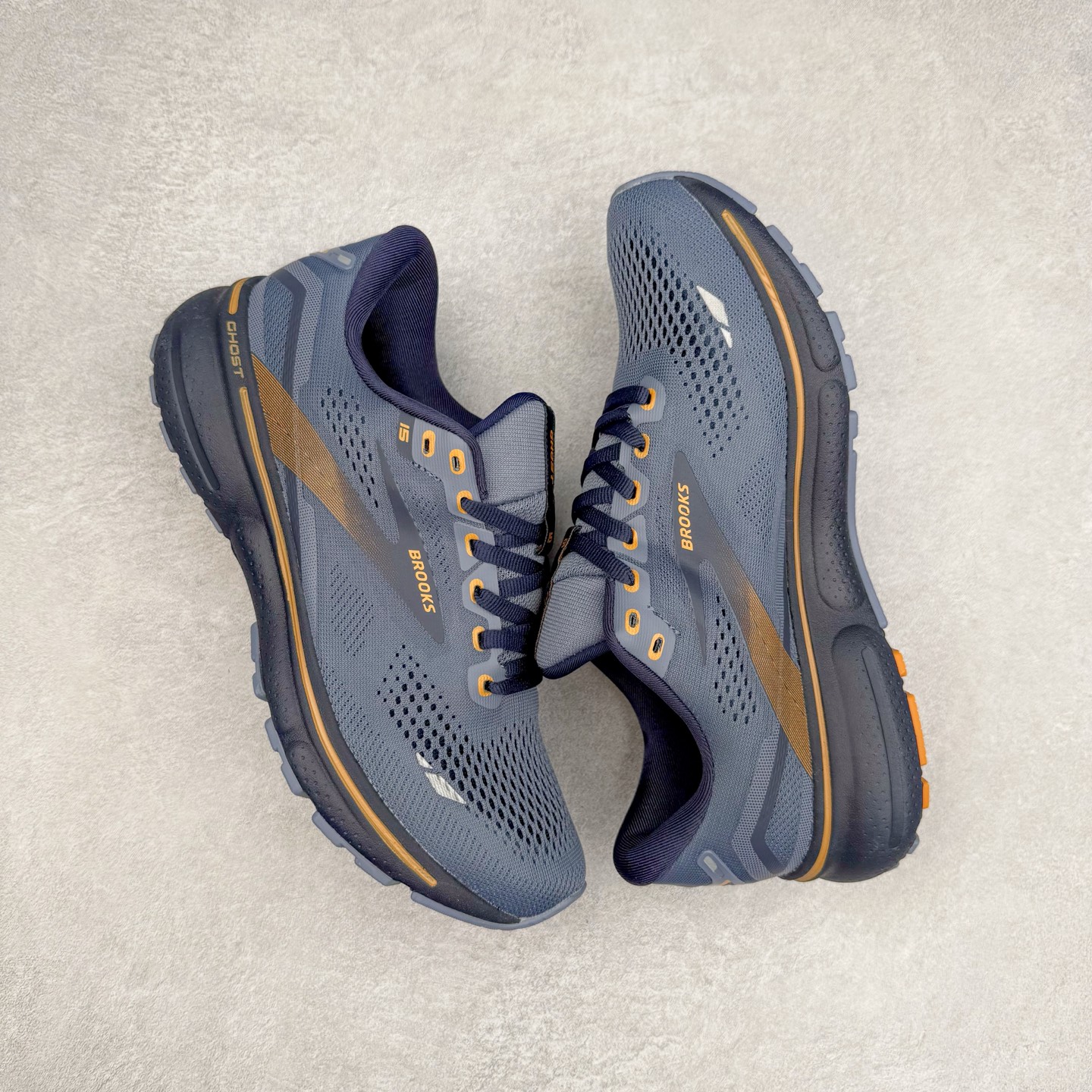 图片[3]-Brooks布鲁克斯 Ghost 15 马拉松舒适百搭防滑耐磨低帮跑步鞋 Brooks 四大跑鞋之一 百年品牌 跑鞋从外形上基本就能判断这是一款速度跑鞋 简洁干练的外形结构和极强的运动流线型看着非常有速度感 上脚的第一感觉是非常轻 美码9码的鞋单只206g不到 从个人偏好来说 200g左右的竞速鞋最具安全感 鞋面采用单层网布 很薄 前掌使用了大量开放式网眼 排气直接快速 透气性上乘 鞋舌也是轻量化设计 仅为一层麂皮 和脚背完美贴合 鞋舌中央有个防偏穿孔 从实际穿着来看 通常鞋舌都是外偏 如果是防偏穿孔位于中心 防偏效果其实并不十分有效 如果采用趋外侧的偏心设计更有效 鞋帮泡棉填充量不大 但非常紧凑 贴合舒适 包裹稳固 内置硬质TPU保证必要的稳定性 跑鞋中底采用的是DNA FLASH科技材料 DNA FLASH中底科技 是Brooks第一款将氮气注入中底的创新科技 主要原理是借助“超临界流体”发泡技术 将液态氮稳定的转化为气态氮 并使其均匀地形成无数紧密贴合的密闭式气囊结构 尺码：36 36.5 37.5 38 38.5 39 40 40.5 41 42 42.5 43 44 44.5 45 46-选品中心