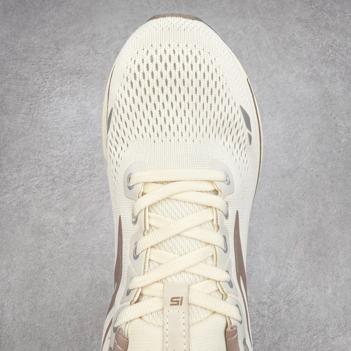 图片[4]-Brooks布鲁克斯 Ghost 15 马拉松舒适百搭防滑耐磨低帮跑步鞋 Brooks 四大跑鞋之一 百年品牌 跑鞋从外形上基本就能判断这是一款速度跑鞋 简洁干练的外形结构和极强的运动流线型看着非常有速度感 上脚的第一感觉是非常轻 美码9码的鞋单只206g不到 从个人偏好来说 200g左右的竞速鞋最具安全感 鞋面采用单层网布 很薄 前掌使用了大量开放式网眼 排气直接快速 透气性上乘 鞋舌也是轻量化设计 仅为一层麂皮 和脚背完美贴合 鞋舌中央有个防偏穿孔 从实际穿着来看 通常鞋舌都是外偏 如果是防偏穿孔位于中心 防偏效果其实并不十分有效 如果采用趋外侧的偏心设计更有效 鞋帮泡棉填充量不大 但非常紧凑 贴合舒适 包裹稳固 内置硬质TPU保证必要的稳定性 跑鞋中底采用的是DNA FLASH科技材料 DNA FLASH中底科技 是Brooks第一款将氮气注入中底的创新科技 主要原理是借助“超临界流体”发泡技术 将液态氮稳定的转化为气态氮 并使其均匀地形成无数紧密贴合的密闭式气囊结构 尺码：36 36.5 37.5 38 38.5 39 40 40.5 41 42 42.5 43 44 44.5 45 46-选品中心