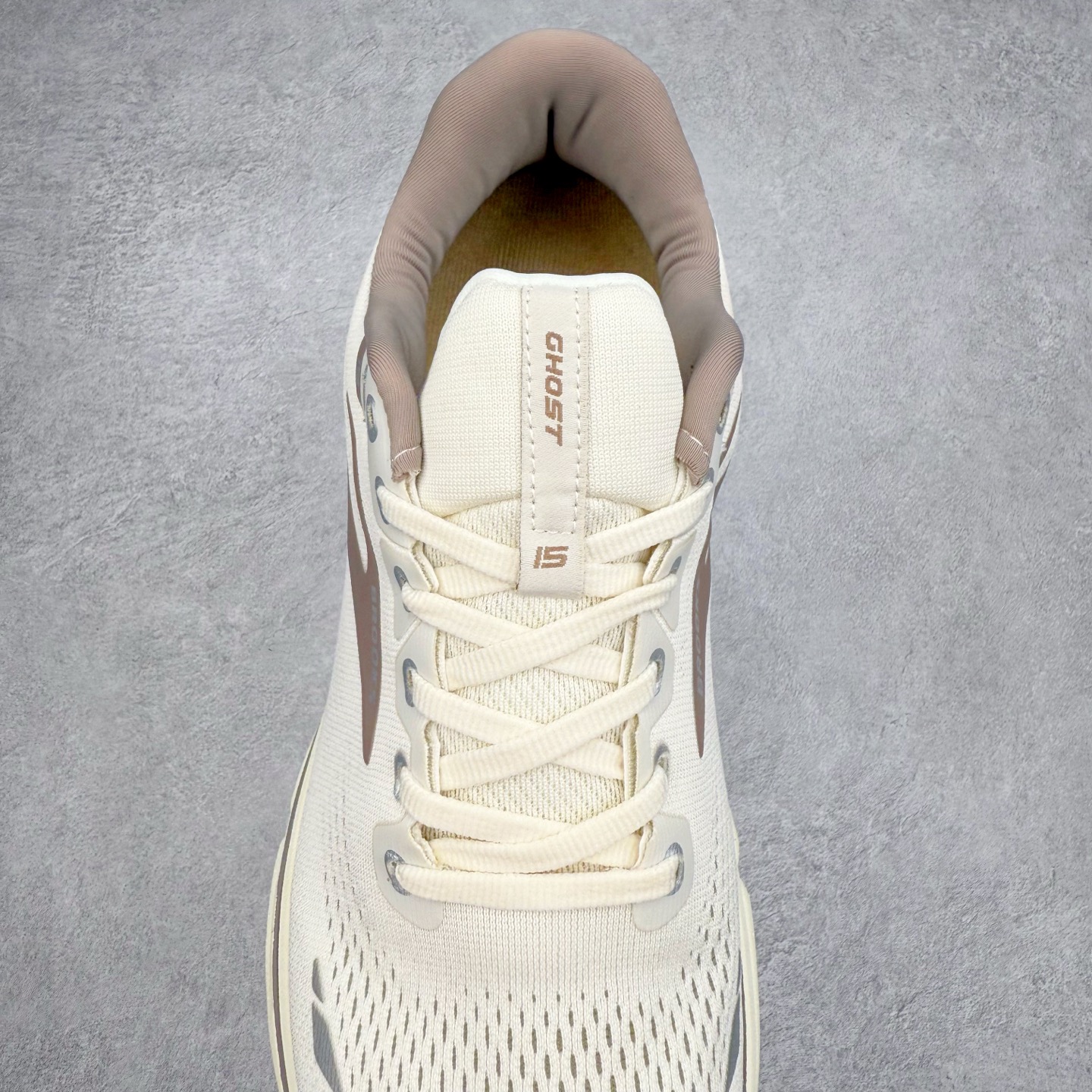 图片[5]-Brooks布鲁克斯 Ghost 15 马拉松舒适百搭防滑耐磨低帮跑步鞋 Brooks 四大跑鞋之一 百年品牌 跑鞋从外形上基本就能判断这是一款速度跑鞋 简洁干练的外形结构和极强的运动流线型看着非常有速度感 上脚的第一感觉是非常轻 美码9码的鞋单只206g不到 从个人偏好来说 200g左右的竞速鞋最具安全感 鞋面采用单层网布 很薄 前掌使用了大量开放式网眼 排气直接快速 透气性上乘 鞋舌也是轻量化设计 仅为一层麂皮 和脚背完美贴合 鞋舌中央有个防偏穿孔 从实际穿着来看 通常鞋舌都是外偏 如果是防偏穿孔位于中心 防偏效果其实并不十分有效 如果采用趋外侧的偏心设计更有效 鞋帮泡棉填充量不大 但非常紧凑 贴合舒适 包裹稳固 内置硬质TPU保证必要的稳定性 跑鞋中底采用的是DNA FLASH科技材料 DNA FLASH中底科技 是Brooks第一款将氮气注入中底的创新科技 主要原理是借助“超临界流体”发泡技术 将液态氮稳定的转化为气态氮 并使其均匀地形成无数紧密贴合的密闭式气囊结构 尺码：36 36.5 37.5 38 38.5 39 40 40.5 41 42 42.5 43 44 44.5 45 46-选品中心