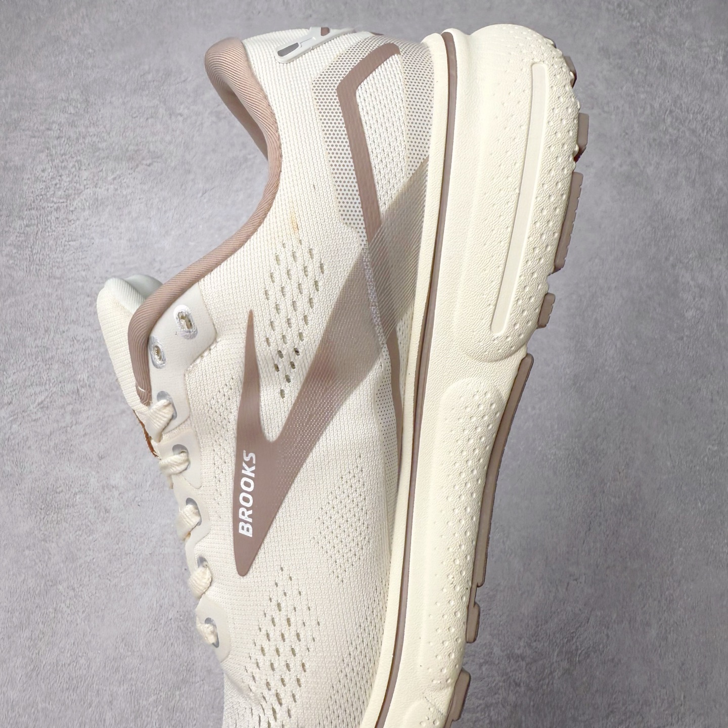 图片[7]-Brooks布鲁克斯 Ghost 15 马拉松舒适百搭防滑耐磨低帮跑步鞋 Brooks 四大跑鞋之一 百年品牌 跑鞋从外形上基本就能判断这是一款速度跑鞋 简洁干练的外形结构和极强的运动流线型看着非常有速度感 上脚的第一感觉是非常轻 美码9码的鞋单只206g不到 从个人偏好来说 200g左右的竞速鞋最具安全感 鞋面采用单层网布 很薄 前掌使用了大量开放式网眼 排气直接快速 透气性上乘 鞋舌也是轻量化设计 仅为一层麂皮 和脚背完美贴合 鞋舌中央有个防偏穿孔 从实际穿着来看 通常鞋舌都是外偏 如果是防偏穿孔位于中心 防偏效果其实并不十分有效 如果采用趋外侧的偏心设计更有效 鞋帮泡棉填充量不大 但非常紧凑 贴合舒适 包裹稳固 内置硬质TPU保证必要的稳定性 跑鞋中底采用的是DNA FLASH科技材料 DNA FLASH中底科技 是Brooks第一款将氮气注入中底的创新科技 主要原理是借助“超临界流体”发泡技术 将液态氮稳定的转化为气态氮 并使其均匀地形成无数紧密贴合的密闭式气囊结构 尺码：36 36.5 37.5 38 38.5 39 40 40.5 41 42 42.5 43 44 44.5 45 46-选品中心