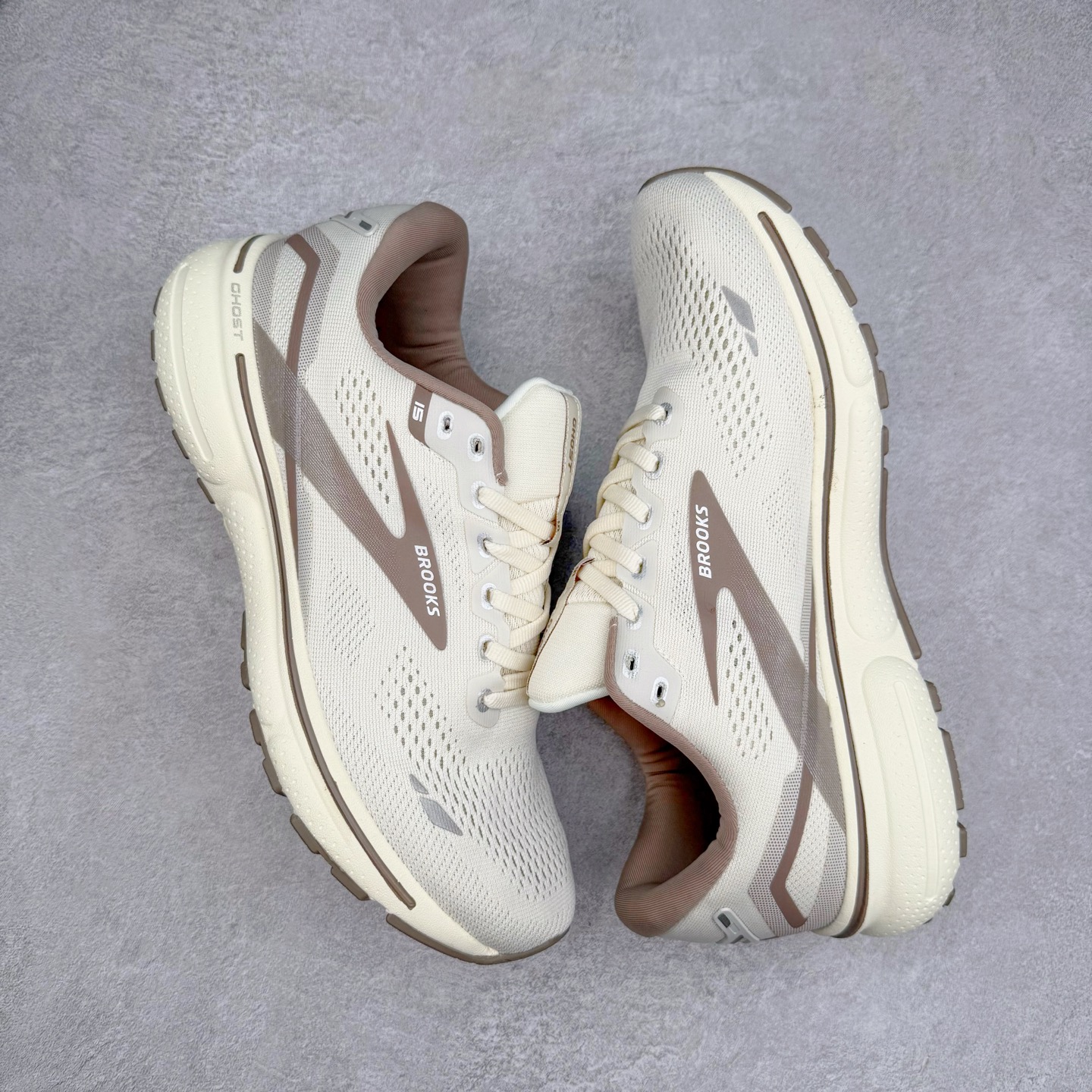 图片[3]-Brooks布鲁克斯 Ghost 15 马拉松舒适百搭防滑耐磨低帮跑步鞋 Brooks 四大跑鞋之一 百年品牌 跑鞋从外形上基本就能判断这是一款速度跑鞋 简洁干练的外形结构和极强的运动流线型看着非常有速度感 上脚的第一感觉是非常轻 美码9码的鞋单只206g不到 从个人偏好来说 200g左右的竞速鞋最具安全感 鞋面采用单层网布 很薄 前掌使用了大量开放式网眼 排气直接快速 透气性上乘 鞋舌也是轻量化设计 仅为一层麂皮 和脚背完美贴合 鞋舌中央有个防偏穿孔 从实际穿着来看 通常鞋舌都是外偏 如果是防偏穿孔位于中心 防偏效果其实并不十分有效 如果采用趋外侧的偏心设计更有效 鞋帮泡棉填充量不大 但非常紧凑 贴合舒适 包裹稳固 内置硬质TPU保证必要的稳定性 跑鞋中底采用的是DNA FLASH科技材料 DNA FLASH中底科技 是Brooks第一款将氮气注入中底的创新科技 主要原理是借助“超临界流体”发泡技术 将液态氮稳定的转化为气态氮 并使其均匀地形成无数紧密贴合的密闭式气囊结构 尺码：36 36.5 37.5 38 38.5 39 40 40.5 41 42 42.5 43 44 44.5 45 46-选品中心