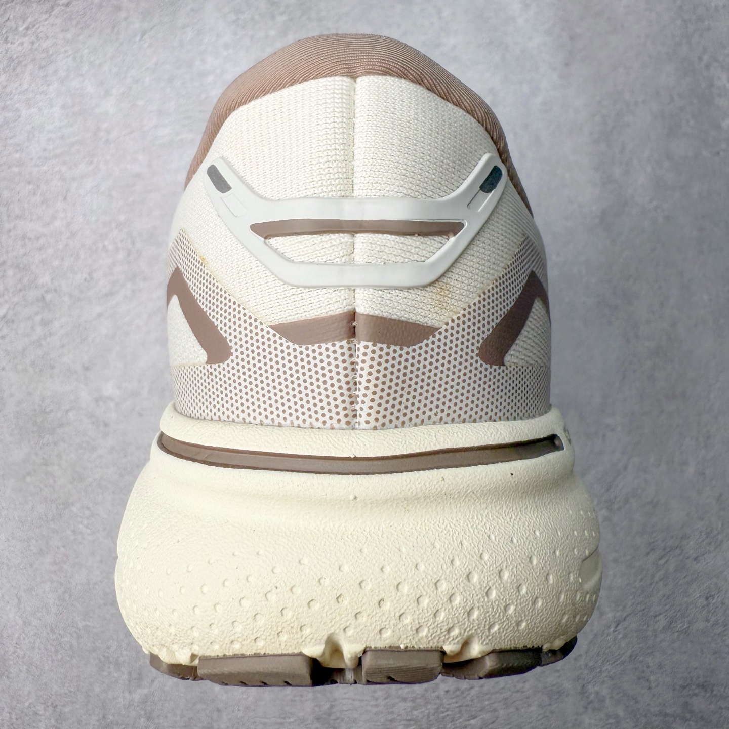 图片[8]-Brooks布鲁克斯 Ghost 15 马拉松舒适百搭防滑耐磨低帮跑步鞋 Brooks 四大跑鞋之一 百年品牌 跑鞋从外形上基本就能判断这是一款速度跑鞋 简洁干练的外形结构和极强的运动流线型看着非常有速度感 上脚的第一感觉是非常轻 美码9码的鞋单只206g不到 从个人偏好来说 200g左右的竞速鞋最具安全感 鞋面采用单层网布 很薄 前掌使用了大量开放式网眼 排气直接快速 透气性上乘 鞋舌也是轻量化设计 仅为一层麂皮 和脚背完美贴合 鞋舌中央有个防偏穿孔 从实际穿着来看 通常鞋舌都是外偏 如果是防偏穿孔位于中心 防偏效果其实并不十分有效 如果采用趋外侧的偏心设计更有效 鞋帮泡棉填充量不大 但非常紧凑 贴合舒适 包裹稳固 内置硬质TPU保证必要的稳定性 跑鞋中底采用的是DNA FLASH科技材料 DNA FLASH中底科技 是Brooks第一款将氮气注入中底的创新科技 主要原理是借助“超临界流体”发泡技术 将液态氮稳定的转化为气态氮 并使其均匀地形成无数紧密贴合的密闭式气囊结构 尺码：36 36.5 37.5 38 38.5 39 40 40.5 41 42 42.5 43 44 44.5 45 46-选品中心