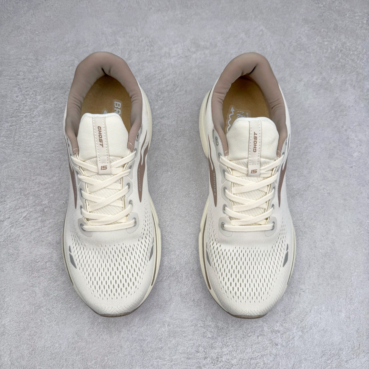 图片[2]-Brooks布鲁克斯 Ghost 15 马拉松舒适百搭防滑耐磨低帮跑步鞋 Brooks 四大跑鞋之一 百年品牌 跑鞋从外形上基本就能判断这是一款速度跑鞋 简洁干练的外形结构和极强的运动流线型看着非常有速度感 上脚的第一感觉是非常轻 美码9码的鞋单只206g不到 从个人偏好来说 200g左右的竞速鞋最具安全感 鞋面采用单层网布 很薄 前掌使用了大量开放式网眼 排气直接快速 透气性上乘 鞋舌也是轻量化设计 仅为一层麂皮 和脚背完美贴合 鞋舌中央有个防偏穿孔 从实际穿着来看 通常鞋舌都是外偏 如果是防偏穿孔位于中心 防偏效果其实并不十分有效 如果采用趋外侧的偏心设计更有效 鞋帮泡棉填充量不大 但非常紧凑 贴合舒适 包裹稳固 内置硬质TPU保证必要的稳定性 跑鞋中底采用的是DNA FLASH科技材料 DNA FLASH中底科技 是Brooks第一款将氮气注入中底的创新科技 主要原理是借助“超临界流体”发泡技术 将液态氮稳定的转化为气态氮 并使其均匀地形成无数紧密贴合的密闭式气囊结构 尺码：36 36.5 37.5 38 38.5 39 40 40.5 41 42 42.5 43 44 44.5 45 46-选品中心