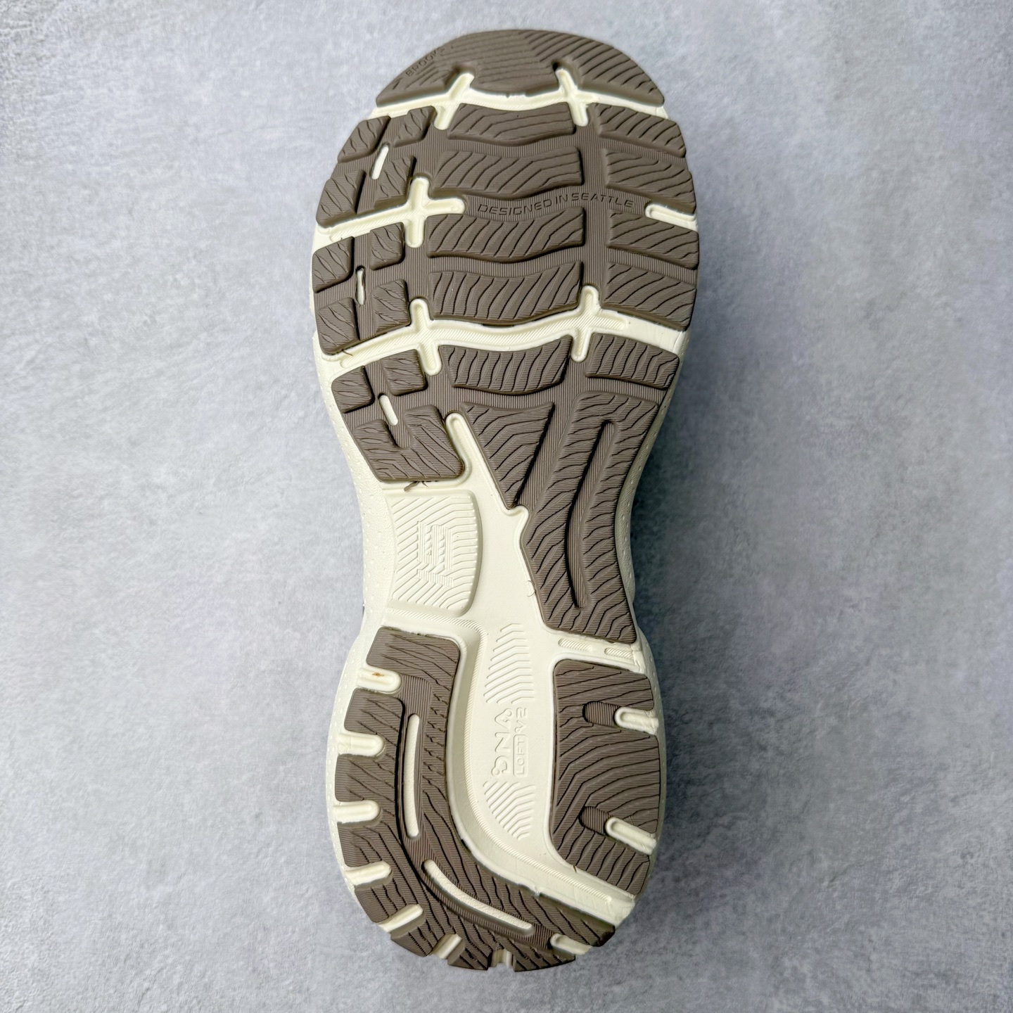 图片[9]-Brooks布鲁克斯 Ghost 15 马拉松舒适百搭防滑耐磨低帮跑步鞋 Brooks 四大跑鞋之一 百年品牌 跑鞋从外形上基本就能判断这是一款速度跑鞋 简洁干练的外形结构和极强的运动流线型看着非常有速度感 上脚的第一感觉是非常轻 美码9码的鞋单只206g不到 从个人偏好来说 200g左右的竞速鞋最具安全感 鞋面采用单层网布 很薄 前掌使用了大量开放式网眼 排气直接快速 透气性上乘 鞋舌也是轻量化设计 仅为一层麂皮 和脚背完美贴合 鞋舌中央有个防偏穿孔 从实际穿着来看 通常鞋舌都是外偏 如果是防偏穿孔位于中心 防偏效果其实并不十分有效 如果采用趋外侧的偏心设计更有效 鞋帮泡棉填充量不大 但非常紧凑 贴合舒适 包裹稳固 内置硬质TPU保证必要的稳定性 跑鞋中底采用的是DNA FLASH科技材料 DNA FLASH中底科技 是Brooks第一款将氮气注入中底的创新科技 主要原理是借助“超临界流体”发泡技术 将液态氮稳定的转化为气态氮 并使其均匀地形成无数紧密贴合的密闭式气囊结构 尺码：36 36.5 37.5 38 38.5 39 40 40.5 41 42 42.5 43 44 44.5 45 46-选品中心