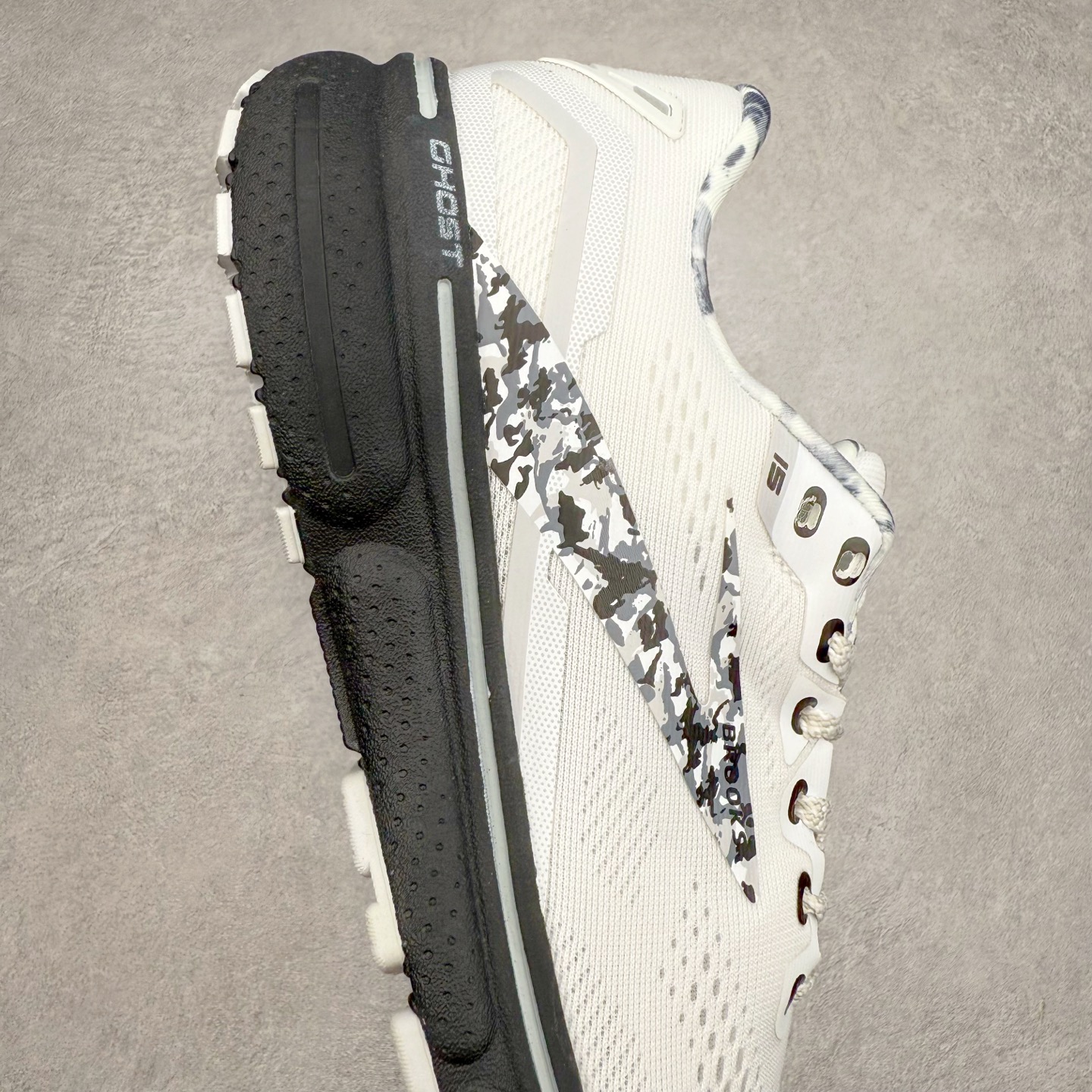 图片[6]-Brooks布鲁克斯 Ghost 15 马拉松舒适百搭防滑耐磨低帮跑步鞋 Brooks 四大跑鞋之一 百年品牌 跑鞋从外形上基本就能判断这是一款速度跑鞋 简洁干练的外形结构和极强的运动流线型看着非常有速度感 上脚的第一感觉是非常轻 美码9码的鞋单只206g不到 从个人偏好来说 200g左右的竞速鞋最具安全感 鞋面采用单层网布 很薄 前掌使用了大量开放式网眼 排气直接快速 透气性上乘 鞋舌也是轻量化设计 仅为一层麂皮 和脚背完美贴合 鞋舌中央有个防偏穿孔 从实际穿着来看 通常鞋舌都是外偏 如果是防偏穿孔位于中心 防偏效果其实并不十分有效 如果采用趋外侧的偏心设计更有效 鞋帮泡棉填充量不大 但非常紧凑 贴合舒适 包裹稳固 内置硬质TPU保证必要的稳定性 跑鞋中底采用的是DNA FLASH科技材料 DNA FLASH中底科技 是Brooks第一款将氮气注入中底的创新科技 主要原理是借助“超临界流体”发泡技术 将液态氮稳定的转化为气态氮 并使其均匀地形成无数紧密贴合的密闭式气囊结构 尺码：36 36.5 37.5 38 38.5 39 40 40.5 41 42 42.5 43 44 44.5 45 46-选品中心