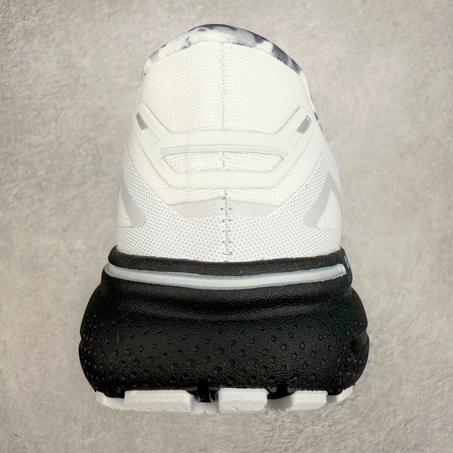 图片[8]-Brooks布鲁克斯 Ghost 15 马拉松舒适百搭防滑耐磨低帮跑步鞋 Brooks 四大跑鞋之一 百年品牌 跑鞋从外形上基本就能判断这是一款速度跑鞋 简洁干练的外形结构和极强的运动流线型看着非常有速度感 上脚的第一感觉是非常轻 美码9码的鞋单只206g不到 从个人偏好来说 200g左右的竞速鞋最具安全感 鞋面采用单层网布 很薄 前掌使用了大量开放式网眼 排气直接快速 透气性上乘 鞋舌也是轻量化设计 仅为一层麂皮 和脚背完美贴合 鞋舌中央有个防偏穿孔 从实际穿着来看 通常鞋舌都是外偏 如果是防偏穿孔位于中心 防偏效果其实并不十分有效 如果采用趋外侧的偏心设计更有效 鞋帮泡棉填充量不大 但非常紧凑 贴合舒适 包裹稳固 内置硬质TPU保证必要的稳定性 跑鞋中底采用的是DNA FLASH科技材料 DNA FLASH中底科技 是Brooks第一款将氮气注入中底的创新科技 主要原理是借助“超临界流体”发泡技术 将液态氮稳定的转化为气态氮 并使其均匀地形成无数紧密贴合的密闭式气囊结构 尺码：36 36.5 37.5 38 38.5 39 40 40.5 41 42 42.5 43 44 44.5 45 46-选品中心