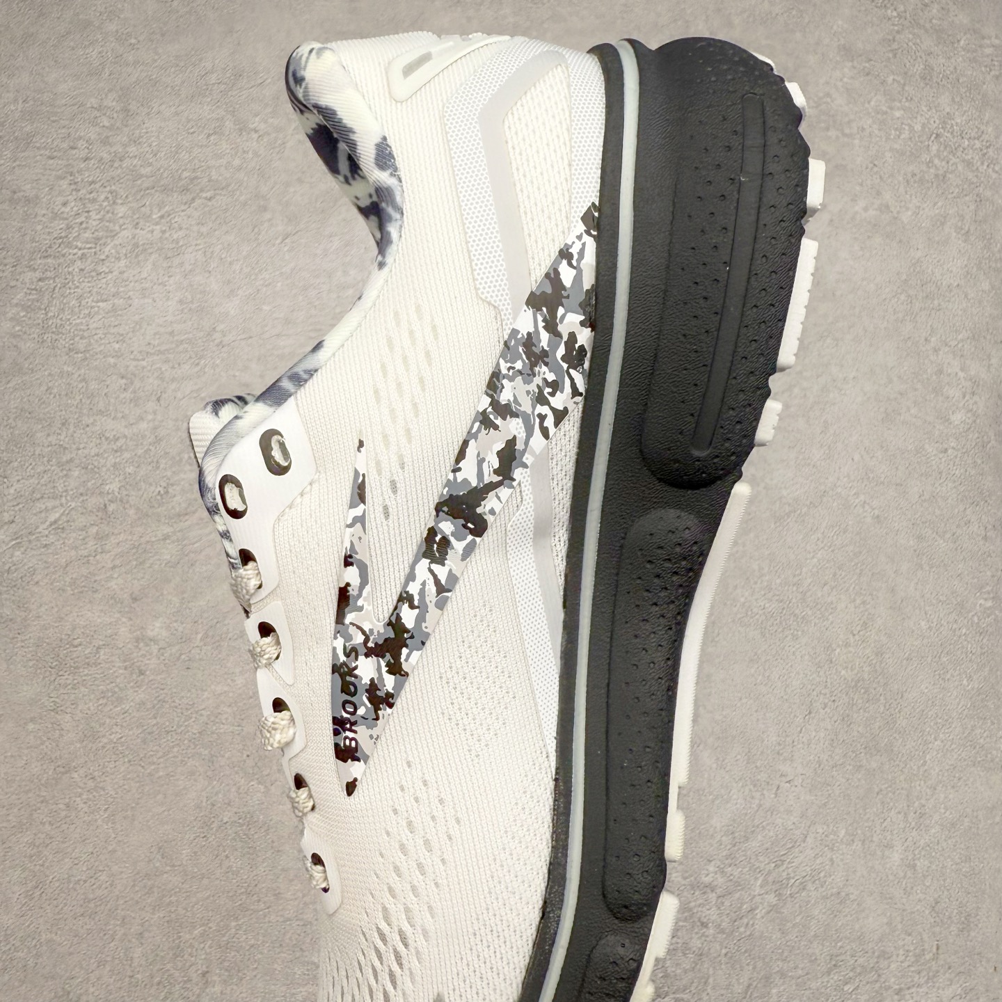 图片[7]-Brooks布鲁克斯 Ghost 15 马拉松舒适百搭防滑耐磨低帮跑步鞋 Brooks 四大跑鞋之一 百年品牌 跑鞋从外形上基本就能判断这是一款速度跑鞋 简洁干练的外形结构和极强的运动流线型看着非常有速度感 上脚的第一感觉是非常轻 美码9码的鞋单只206g不到 从个人偏好来说 200g左右的竞速鞋最具安全感 鞋面采用单层网布 很薄 前掌使用了大量开放式网眼 排气直接快速 透气性上乘 鞋舌也是轻量化设计 仅为一层麂皮 和脚背完美贴合 鞋舌中央有个防偏穿孔 从实际穿着来看 通常鞋舌都是外偏 如果是防偏穿孔位于中心 防偏效果其实并不十分有效 如果采用趋外侧的偏心设计更有效 鞋帮泡棉填充量不大 但非常紧凑 贴合舒适 包裹稳固 内置硬质TPU保证必要的稳定性 跑鞋中底采用的是DNA FLASH科技材料 DNA FLASH中底科技 是Brooks第一款将氮气注入中底的创新科技 主要原理是借助“超临界流体”发泡技术 将液态氮稳定的转化为气态氮 并使其均匀地形成无数紧密贴合的密闭式气囊结构 尺码：36 36.5 37.5 38 38.5 39 40 40.5 41 42 42.5 43 44 44.5 45 46-选品中心