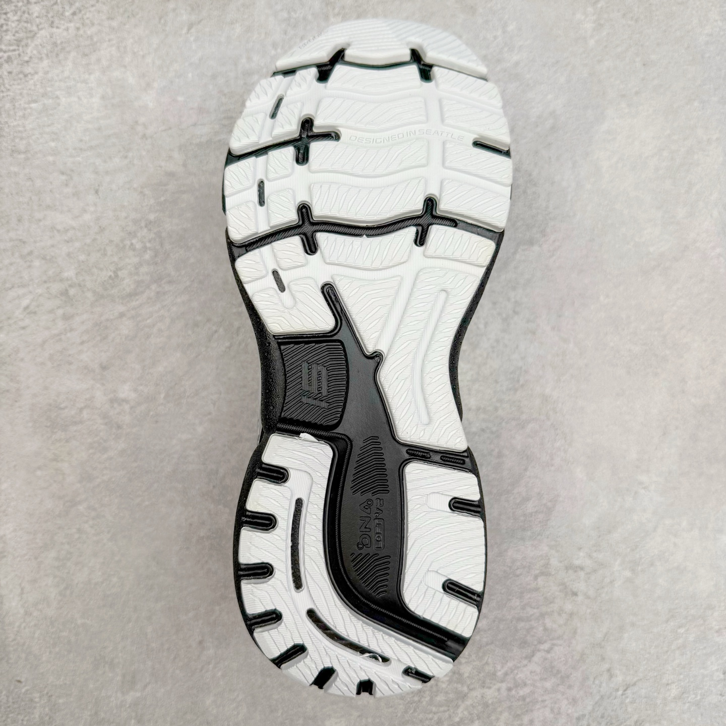 图片[9]-Brooks布鲁克斯 Ghost 15 马拉松舒适百搭防滑耐磨低帮跑步鞋 Brooks 四大跑鞋之一 百年品牌 跑鞋从外形上基本就能判断这是一款速度跑鞋 简洁干练的外形结构和极强的运动流线型看着非常有速度感 上脚的第一感觉是非常轻 美码9码的鞋单只206g不到 从个人偏好来说 200g左右的竞速鞋最具安全感 鞋面采用单层网布 很薄 前掌使用了大量开放式网眼 排气直接快速 透气性上乘 鞋舌也是轻量化设计 仅为一层麂皮 和脚背完美贴合 鞋舌中央有个防偏穿孔 从实际穿着来看 通常鞋舌都是外偏 如果是防偏穿孔位于中心 防偏效果其实并不十分有效 如果采用趋外侧的偏心设计更有效 鞋帮泡棉填充量不大 但非常紧凑 贴合舒适 包裹稳固 内置硬质TPU保证必要的稳定性 跑鞋中底采用的是DNA FLASH科技材料 DNA FLASH中底科技 是Brooks第一款将氮气注入中底的创新科技 主要原理是借助“超临界流体”发泡技术 将液态氮稳定的转化为气态氮 并使其均匀地形成无数紧密贴合的密闭式气囊结构 尺码：36 36.5 37.5 38 38.5 39 40 40.5 41 42 42.5 43 44 44.5 45 46-选品中心