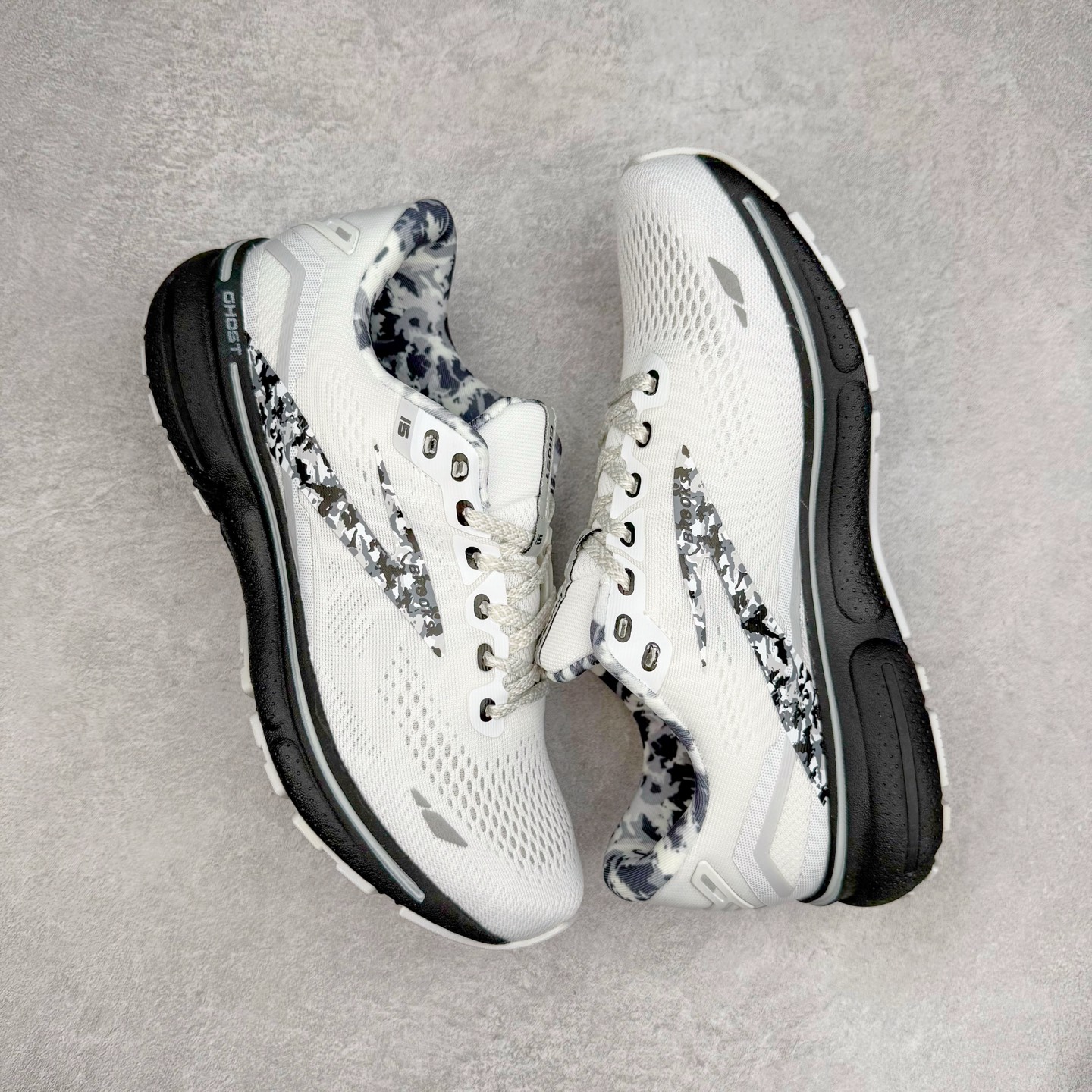 图片[3]-Brooks布鲁克斯 Ghost 15 马拉松舒适百搭防滑耐磨低帮跑步鞋 Brooks 四大跑鞋之一 百年品牌 跑鞋从外形上基本就能判断这是一款速度跑鞋 简洁干练的外形结构和极强的运动流线型看着非常有速度感 上脚的第一感觉是非常轻 美码9码的鞋单只206g不到 从个人偏好来说 200g左右的竞速鞋最具安全感 鞋面采用单层网布 很薄 前掌使用了大量开放式网眼 排气直接快速 透气性上乘 鞋舌也是轻量化设计 仅为一层麂皮 和脚背完美贴合 鞋舌中央有个防偏穿孔 从实际穿着来看 通常鞋舌都是外偏 如果是防偏穿孔位于中心 防偏效果其实并不十分有效 如果采用趋外侧的偏心设计更有效 鞋帮泡棉填充量不大 但非常紧凑 贴合舒适 包裹稳固 内置硬质TPU保证必要的稳定性 跑鞋中底采用的是DNA FLASH科技材料 DNA FLASH中底科技 是Brooks第一款将氮气注入中底的创新科技 主要原理是借助“超临界流体”发泡技术 将液态氮稳定的转化为气态氮 并使其均匀地形成无数紧密贴合的密闭式气囊结构 尺码：36 36.5 37.5 38 38.5 39 40 40.5 41 42 42.5 43 44 44.5 45 46-选品中心