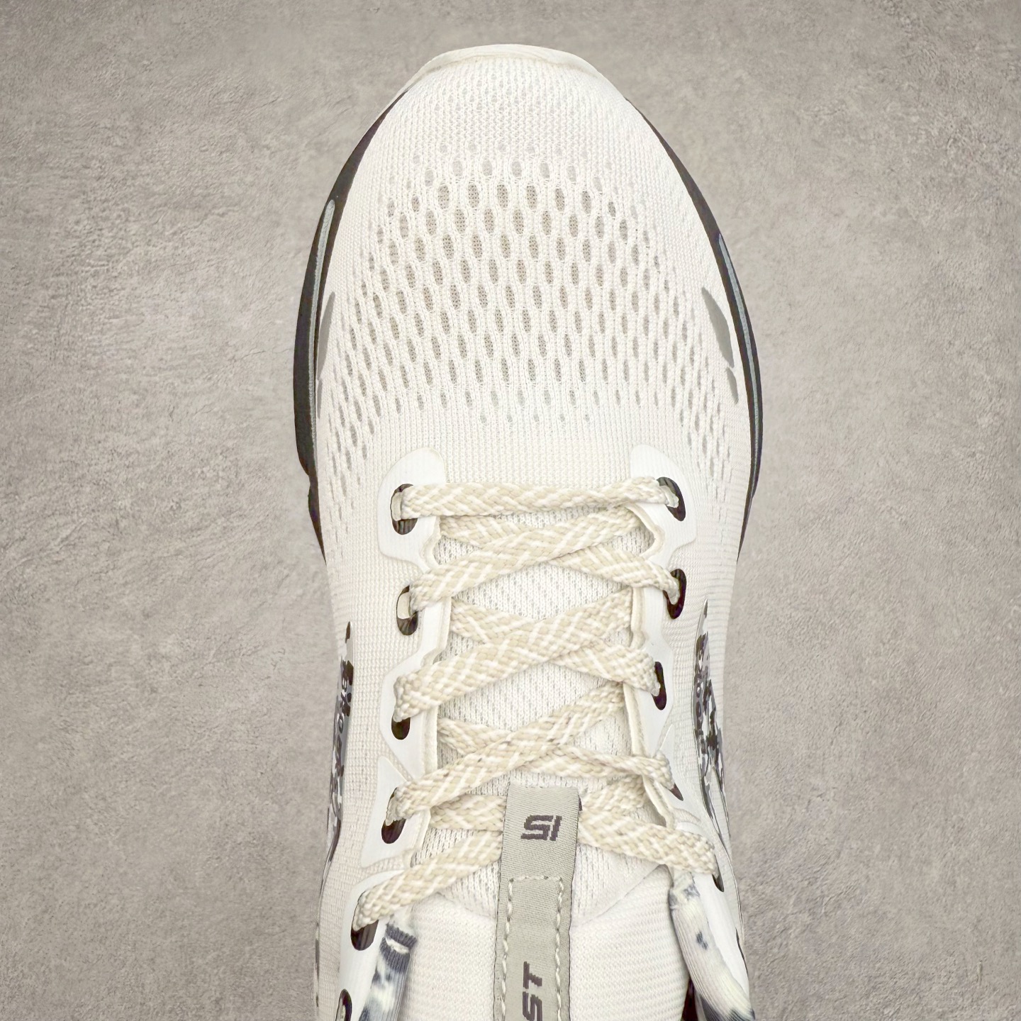 图片[4]-Brooks布鲁克斯 Ghost 15 马拉松舒适百搭防滑耐磨低帮跑步鞋 Brooks 四大跑鞋之一 百年品牌 跑鞋从外形上基本就能判断这是一款速度跑鞋 简洁干练的外形结构和极强的运动流线型看着非常有速度感 上脚的第一感觉是非常轻 美码9码的鞋单只206g不到 从个人偏好来说 200g左右的竞速鞋最具安全感 鞋面采用单层网布 很薄 前掌使用了大量开放式网眼 排气直接快速 透气性上乘 鞋舌也是轻量化设计 仅为一层麂皮 和脚背完美贴合 鞋舌中央有个防偏穿孔 从实际穿着来看 通常鞋舌都是外偏 如果是防偏穿孔位于中心 防偏效果其实并不十分有效 如果采用趋外侧的偏心设计更有效 鞋帮泡棉填充量不大 但非常紧凑 贴合舒适 包裹稳固 内置硬质TPU保证必要的稳定性 跑鞋中底采用的是DNA FLASH科技材料 DNA FLASH中底科技 是Brooks第一款将氮气注入中底的创新科技 主要原理是借助“超临界流体”发泡技术 将液态氮稳定的转化为气态氮 并使其均匀地形成无数紧密贴合的密闭式气囊结构 尺码：36 36.5 37.5 38 38.5 39 40 40.5 41 42 42.5 43 44 44.5 45 46-选品中心