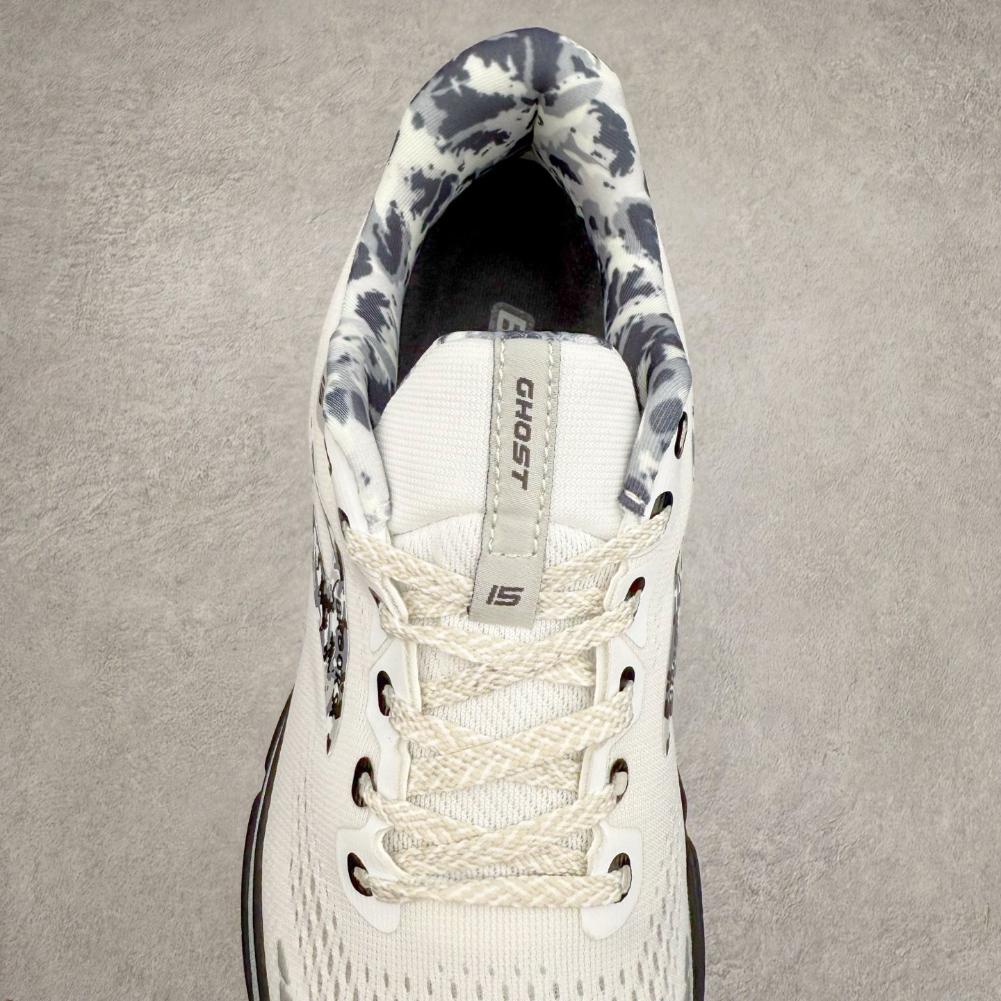 图片[5]-Brooks布鲁克斯 Ghost 15 马拉松舒适百搭防滑耐磨低帮跑步鞋 Brooks 四大跑鞋之一 百年品牌 跑鞋从外形上基本就能判断这是一款速度跑鞋 简洁干练的外形结构和极强的运动流线型看着非常有速度感 上脚的第一感觉是非常轻 美码9码的鞋单只206g不到 从个人偏好来说 200g左右的竞速鞋最具安全感 鞋面采用单层网布 很薄 前掌使用了大量开放式网眼 排气直接快速 透气性上乘 鞋舌也是轻量化设计 仅为一层麂皮 和脚背完美贴合 鞋舌中央有个防偏穿孔 从实际穿着来看 通常鞋舌都是外偏 如果是防偏穿孔位于中心 防偏效果其实并不十分有效 如果采用趋外侧的偏心设计更有效 鞋帮泡棉填充量不大 但非常紧凑 贴合舒适 包裹稳固 内置硬质TPU保证必要的稳定性 跑鞋中底采用的是DNA FLASH科技材料 DNA FLASH中底科技 是Brooks第一款将氮气注入中底的创新科技 主要原理是借助“超临界流体”发泡技术 将液态氮稳定的转化为气态氮 并使其均匀地形成无数紧密贴合的密闭式气囊结构 尺码：36 36.5 37.5 38 38.5 39 40 40.5 41 42 42.5 43 44 44.5 45 46-选品中心