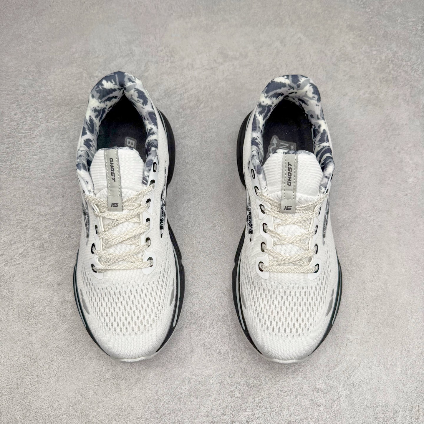 图片[2]-Brooks布鲁克斯 Ghost 15 马拉松舒适百搭防滑耐磨低帮跑步鞋 Brooks 四大跑鞋之一 百年品牌 跑鞋从外形上基本就能判断这是一款速度跑鞋 简洁干练的外形结构和极强的运动流线型看着非常有速度感 上脚的第一感觉是非常轻 美码9码的鞋单只206g不到 从个人偏好来说 200g左右的竞速鞋最具安全感 鞋面采用单层网布 很薄 前掌使用了大量开放式网眼 排气直接快速 透气性上乘 鞋舌也是轻量化设计 仅为一层麂皮 和脚背完美贴合 鞋舌中央有个防偏穿孔 从实际穿着来看 通常鞋舌都是外偏 如果是防偏穿孔位于中心 防偏效果其实并不十分有效 如果采用趋外侧的偏心设计更有效 鞋帮泡棉填充量不大 但非常紧凑 贴合舒适 包裹稳固 内置硬质TPU保证必要的稳定性 跑鞋中底采用的是DNA FLASH科技材料 DNA FLASH中底科技 是Brooks第一款将氮气注入中底的创新科技 主要原理是借助“超临界流体”发泡技术 将液态氮稳定的转化为气态氮 并使其均匀地形成无数紧密贴合的密闭式气囊结构 尺码：36 36.5 37.5 38 38.5 39 40 40.5 41 42 42.5 43 44 44.5 45 46-选品中心