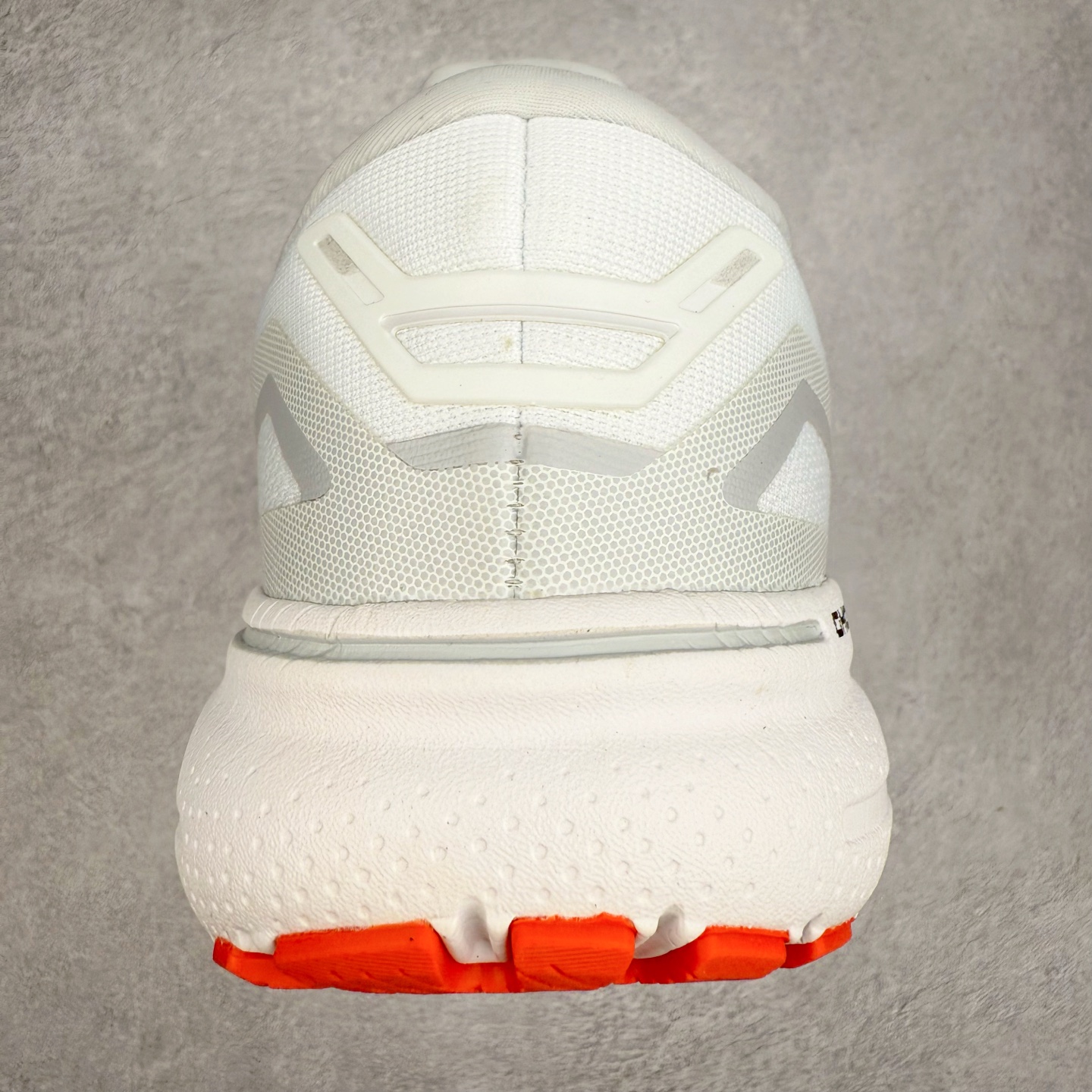 图片[8]-Brooks布鲁克斯 Ghost 15 马拉松舒适百搭防滑耐磨低帮跑步鞋 Brooks 四大跑鞋之一 百年品牌 跑鞋从外形上基本就能判断这是一款速度跑鞋 简洁干练的外形结构和极强的运动流线型看着非常有速度感 上脚的第一感觉是非常轻 美码9码的鞋单只206g不到 从个人偏好来说 200g左右的竞速鞋最具安全感 鞋面采用单层网布 很薄 前掌使用了大量开放式网眼 排气直接快速 透气性上乘 鞋舌也是轻量化设计 仅为一层麂皮 和脚背完美贴合 鞋舌中央有个防偏穿孔 从实际穿着来看 通常鞋舌都是外偏 如果是防偏穿孔位于中心 防偏效果其实并不十分有效 如果采用趋外侧的偏心设计更有效 鞋帮泡棉填充量不大 但非常紧凑 贴合舒适 包裹稳固 内置硬质TPU保证必要的稳定性 跑鞋中底采用的是DNA FLASH科技材料 DNA FLASH中底科技 是Brooks第一款将氮气注入中底的创新科技 主要原理是借助“超临界流体”发泡技术 将液态氮稳定的转化为气态氮 并使其均匀地形成无数紧密贴合的密闭式气囊结构 尺码：36 36.5 37.5 38 38.5 39 40 40.5 41 42 42.5 43 44 44.5 45 46-选品中心