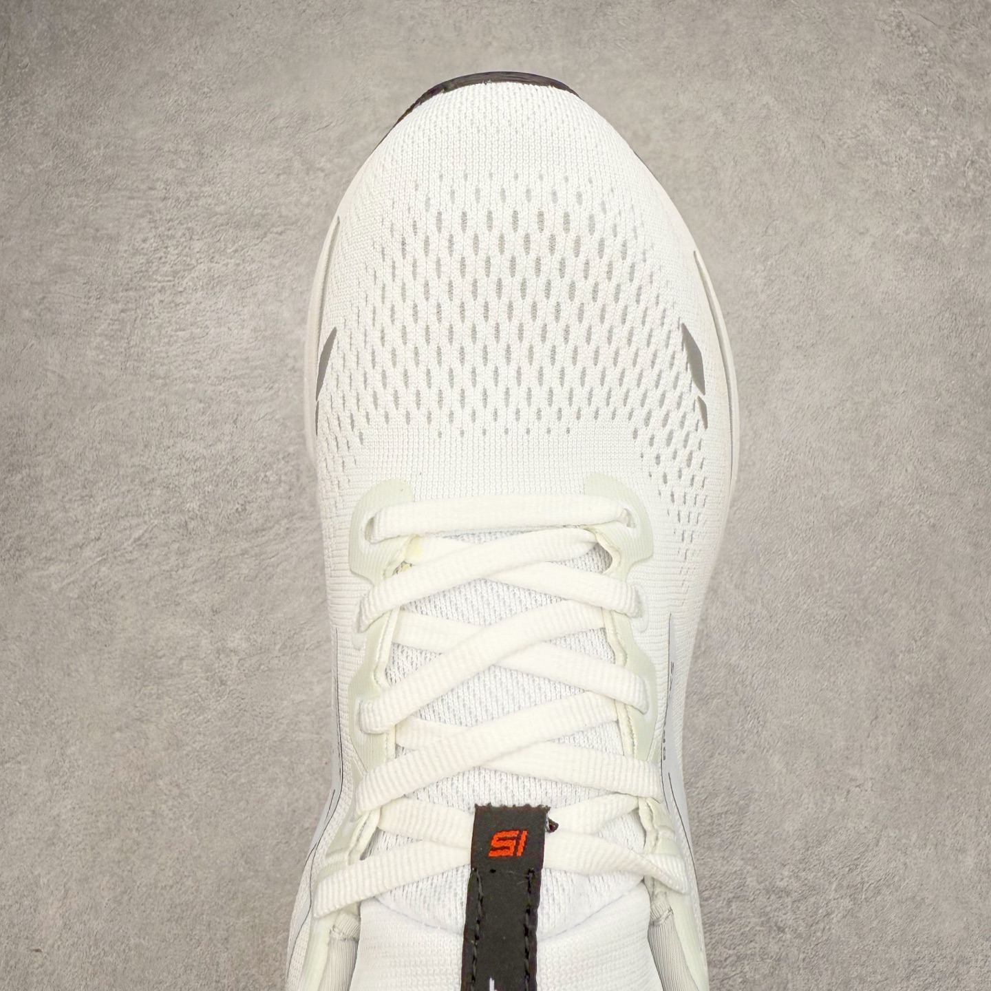 图片[4]-Brooks布鲁克斯 Ghost 15 马拉松舒适百搭防滑耐磨低帮跑步鞋 Brooks 四大跑鞋之一 百年品牌 跑鞋从外形上基本就能判断这是一款速度跑鞋 简洁干练的外形结构和极强的运动流线型看着非常有速度感 上脚的第一感觉是非常轻 美码9码的鞋单只206g不到 从个人偏好来说 200g左右的竞速鞋最具安全感 鞋面采用单层网布 很薄 前掌使用了大量开放式网眼 排气直接快速 透气性上乘 鞋舌也是轻量化设计 仅为一层麂皮 和脚背完美贴合 鞋舌中央有个防偏穿孔 从实际穿着来看 通常鞋舌都是外偏 如果是防偏穿孔位于中心 防偏效果其实并不十分有效 如果采用趋外侧的偏心设计更有效 鞋帮泡棉填充量不大 但非常紧凑 贴合舒适 包裹稳固 内置硬质TPU保证必要的稳定性 跑鞋中底采用的是DNA FLASH科技材料 DNA FLASH中底科技 是Brooks第一款将氮气注入中底的创新科技 主要原理是借助“超临界流体”发泡技术 将液态氮稳定的转化为气态氮 并使其均匀地形成无数紧密贴合的密闭式气囊结构 尺码：36 36.5 37.5 38 38.5 39 40 40.5 41 42 42.5 43 44 44.5 45 46-选品中心