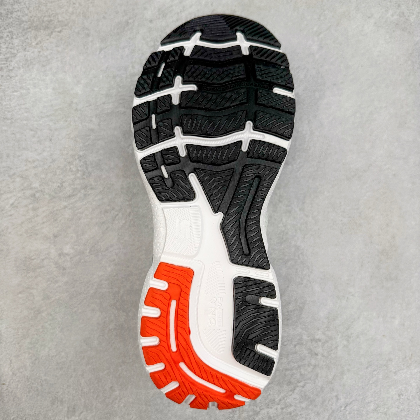 图片[9]-Brooks布鲁克斯 Ghost 15 马拉松舒适百搭防滑耐磨低帮跑步鞋 Brooks 四大跑鞋之一 百年品牌 跑鞋从外形上基本就能判断这是一款速度跑鞋 简洁干练的外形结构和极强的运动流线型看着非常有速度感 上脚的第一感觉是非常轻 美码9码的鞋单只206g不到 从个人偏好来说 200g左右的竞速鞋最具安全感 鞋面采用单层网布 很薄 前掌使用了大量开放式网眼 排气直接快速 透气性上乘 鞋舌也是轻量化设计 仅为一层麂皮 和脚背完美贴合 鞋舌中央有个防偏穿孔 从实际穿着来看 通常鞋舌都是外偏 如果是防偏穿孔位于中心 防偏效果其实并不十分有效 如果采用趋外侧的偏心设计更有效 鞋帮泡棉填充量不大 但非常紧凑 贴合舒适 包裹稳固 内置硬质TPU保证必要的稳定性 跑鞋中底采用的是DNA FLASH科技材料 DNA FLASH中底科技 是Brooks第一款将氮气注入中底的创新科技 主要原理是借助“超临界流体”发泡技术 将液态氮稳定的转化为气态氮 并使其均匀地形成无数紧密贴合的密闭式气囊结构 尺码：36 36.5 37.5 38 38.5 39 40 40.5 41 42 42.5 43 44 44.5 45 46-选品中心