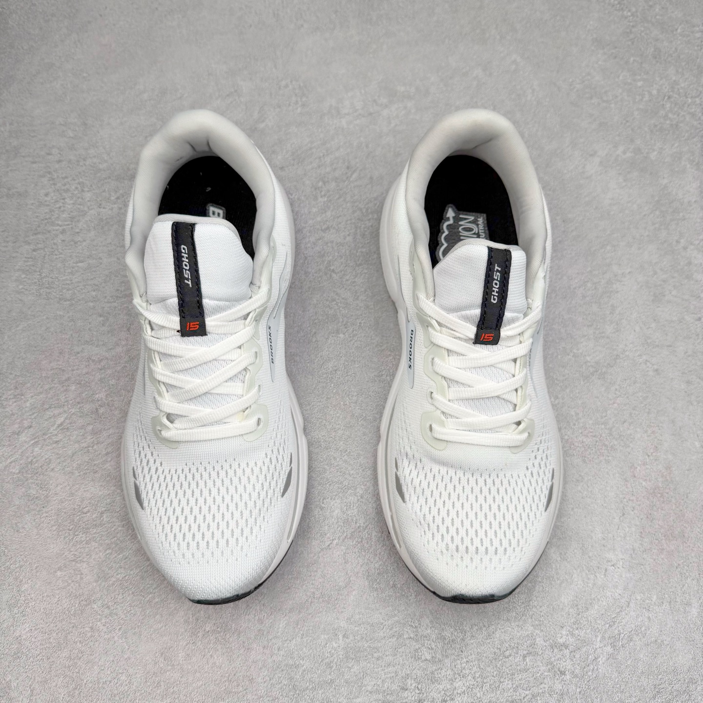 图片[2]-Brooks布鲁克斯 Ghost 15 马拉松舒适百搭防滑耐磨低帮跑步鞋 Brooks 四大跑鞋之一 百年品牌 跑鞋从外形上基本就能判断这是一款速度跑鞋 简洁干练的外形结构和极强的运动流线型看着非常有速度感 上脚的第一感觉是非常轻 美码9码的鞋单只206g不到 从个人偏好来说 200g左右的竞速鞋最具安全感 鞋面采用单层网布 很薄 前掌使用了大量开放式网眼 排气直接快速 透气性上乘 鞋舌也是轻量化设计 仅为一层麂皮 和脚背完美贴合 鞋舌中央有个防偏穿孔 从实际穿着来看 通常鞋舌都是外偏 如果是防偏穿孔位于中心 防偏效果其实并不十分有效 如果采用趋外侧的偏心设计更有效 鞋帮泡棉填充量不大 但非常紧凑 贴合舒适 包裹稳固 内置硬质TPU保证必要的稳定性 跑鞋中底采用的是DNA FLASH科技材料 DNA FLASH中底科技 是Brooks第一款将氮气注入中底的创新科技 主要原理是借助“超临界流体”发泡技术 将液态氮稳定的转化为气态氮 并使其均匀地形成无数紧密贴合的密闭式气囊结构 尺码：36 36.5 37.5 38 38.5 39 40 40.5 41 42 42.5 43 44 44.5 45 46-选品中心