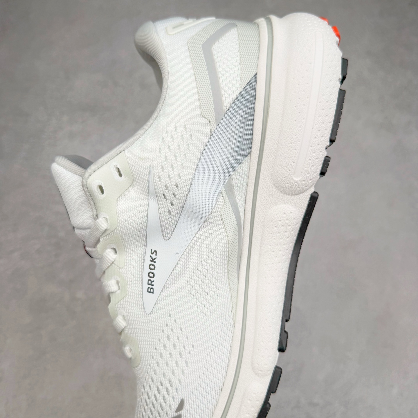 图片[7]-Brooks布鲁克斯 Ghost 15 马拉松舒适百搭防滑耐磨低帮跑步鞋 Brooks 四大跑鞋之一 百年品牌 跑鞋从外形上基本就能判断这是一款速度跑鞋 简洁干练的外形结构和极强的运动流线型看着非常有速度感 上脚的第一感觉是非常轻 美码9码的鞋单只206g不到 从个人偏好来说 200g左右的竞速鞋最具安全感 鞋面采用单层网布 很薄 前掌使用了大量开放式网眼 排气直接快速 透气性上乘 鞋舌也是轻量化设计 仅为一层麂皮 和脚背完美贴合 鞋舌中央有个防偏穿孔 从实际穿着来看 通常鞋舌都是外偏 如果是防偏穿孔位于中心 防偏效果其实并不十分有效 如果采用趋外侧的偏心设计更有效 鞋帮泡棉填充量不大 但非常紧凑 贴合舒适 包裹稳固 内置硬质TPU保证必要的稳定性 跑鞋中底采用的是DNA FLASH科技材料 DNA FLASH中底科技 是Brooks第一款将氮气注入中底的创新科技 主要原理是借助“超临界流体”发泡技术 将液态氮稳定的转化为气态氮 并使其均匀地形成无数紧密贴合的密闭式气囊结构 尺码：36 36.5 37.5 38 38.5 39 40 40.5 41 42 42.5 43 44 44.5 45 46-选品中心