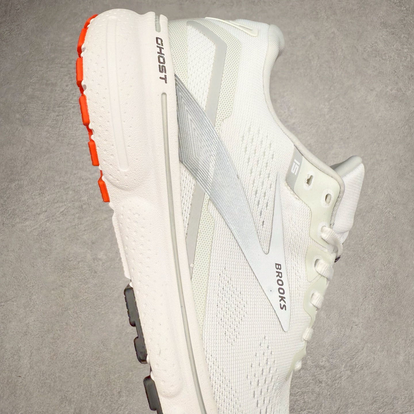 图片[6]-Brooks布鲁克斯 Ghost 15 马拉松舒适百搭防滑耐磨低帮跑步鞋 Brooks 四大跑鞋之一 百年品牌 跑鞋从外形上基本就能判断这是一款速度跑鞋 简洁干练的外形结构和极强的运动流线型看着非常有速度感 上脚的第一感觉是非常轻 美码9码的鞋单只206g不到 从个人偏好来说 200g左右的竞速鞋最具安全感 鞋面采用单层网布 很薄 前掌使用了大量开放式网眼 排气直接快速 透气性上乘 鞋舌也是轻量化设计 仅为一层麂皮 和脚背完美贴合 鞋舌中央有个防偏穿孔 从实际穿着来看 通常鞋舌都是外偏 如果是防偏穿孔位于中心 防偏效果其实并不十分有效 如果采用趋外侧的偏心设计更有效 鞋帮泡棉填充量不大 但非常紧凑 贴合舒适 包裹稳固 内置硬质TPU保证必要的稳定性 跑鞋中底采用的是DNA FLASH科技材料 DNA FLASH中底科技 是Brooks第一款将氮气注入中底的创新科技 主要原理是借助“超临界流体”发泡技术 将液态氮稳定的转化为气态氮 并使其均匀地形成无数紧密贴合的密闭式气囊结构 尺码：36 36.5 37.5 38 38.5 39 40 40.5 41 42 42.5 43 44 44.5 45 46-选品中心