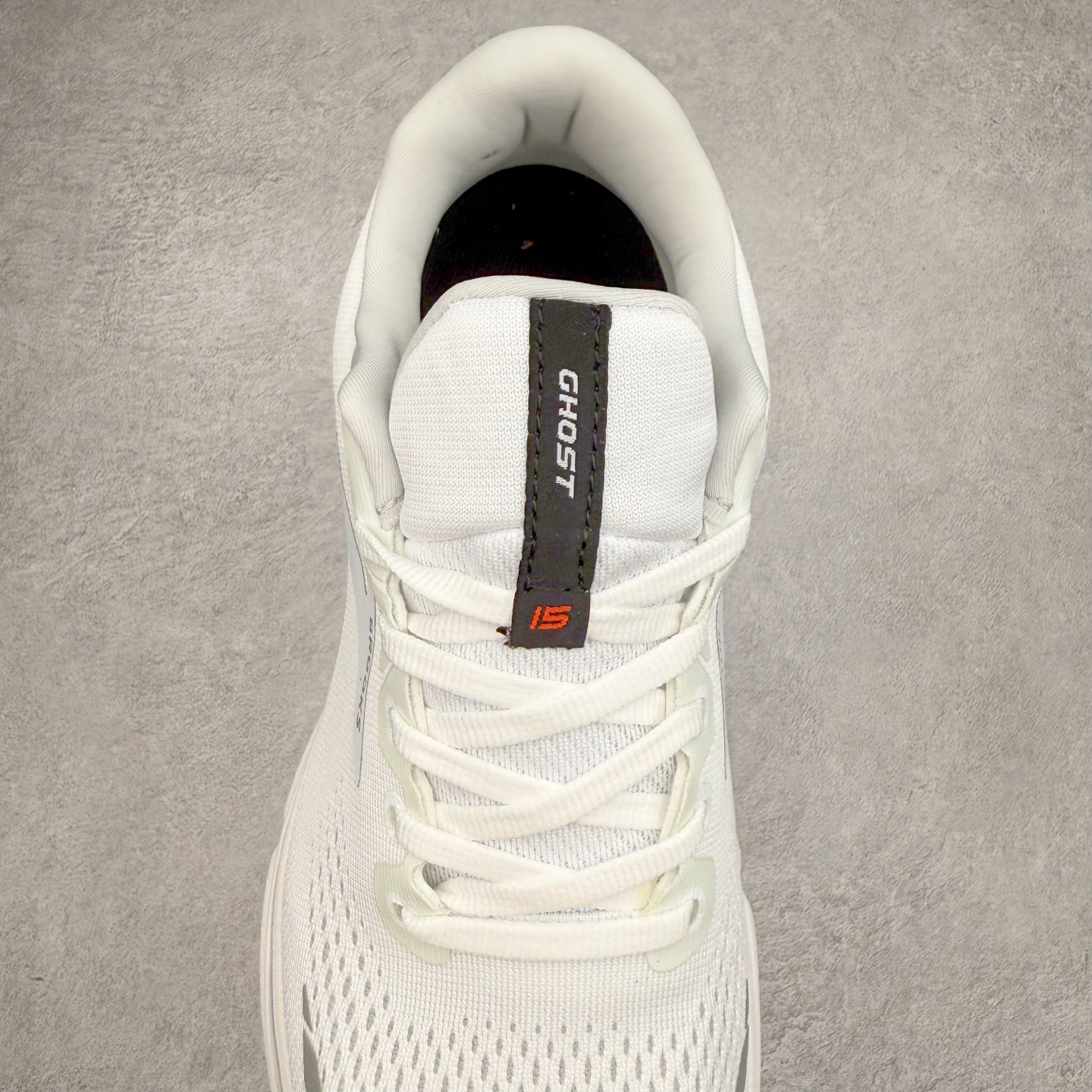 图片[5]-Brooks布鲁克斯 Ghost 15 马拉松舒适百搭防滑耐磨低帮跑步鞋 Brooks 四大跑鞋之一 百年品牌 跑鞋从外形上基本就能判断这是一款速度跑鞋 简洁干练的外形结构和极强的运动流线型看着非常有速度感 上脚的第一感觉是非常轻 美码9码的鞋单只206g不到 从个人偏好来说 200g左右的竞速鞋最具安全感 鞋面采用单层网布 很薄 前掌使用了大量开放式网眼 排气直接快速 透气性上乘 鞋舌也是轻量化设计 仅为一层麂皮 和脚背完美贴合 鞋舌中央有个防偏穿孔 从实际穿着来看 通常鞋舌都是外偏 如果是防偏穿孔位于中心 防偏效果其实并不十分有效 如果采用趋外侧的偏心设计更有效 鞋帮泡棉填充量不大 但非常紧凑 贴合舒适 包裹稳固 内置硬质TPU保证必要的稳定性 跑鞋中底采用的是DNA FLASH科技材料 DNA FLASH中底科技 是Brooks第一款将氮气注入中底的创新科技 主要原理是借助“超临界流体”发泡技术 将液态氮稳定的转化为气态氮 并使其均匀地形成无数紧密贴合的密闭式气囊结构 尺码：36 36.5 37.5 38 38.5 39 40 40.5 41 42 42.5 43 44 44.5 45 46-选品中心