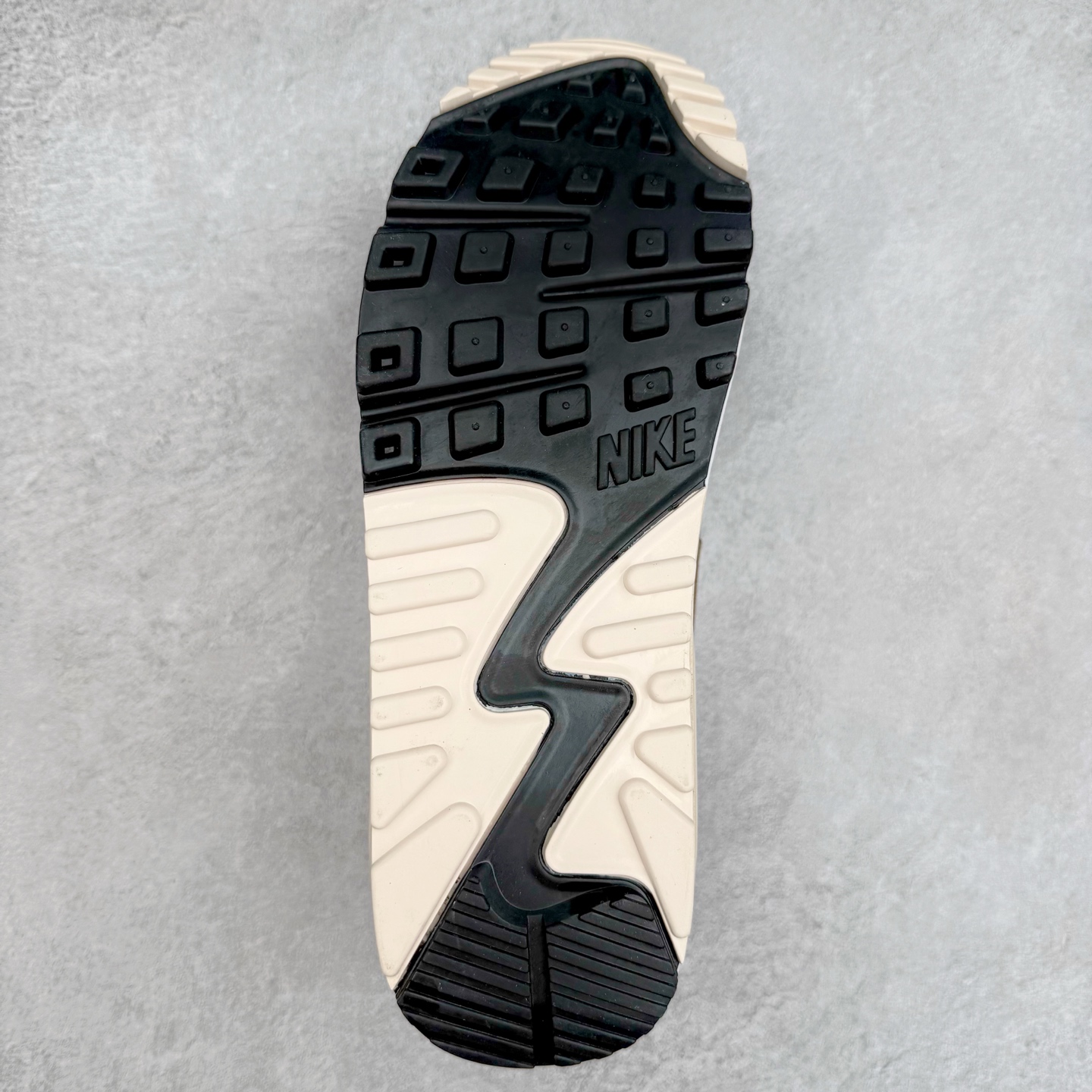 图片[9]-＃MX版 NK Air MAX 90 气垫复古减震跑步鞋 DM0029-109 经典重温 独家陆续补货 外单专供大厂出品 品质稳定 一百余色 终端操作 Air Max 90于1990年推出 来自Air Max系列 在Air Max 1的基础上改进而得 增加了气垫面积 外型上也更为流线 最特別的就是加入了菱纹塑胶嵌板 为Air Max 90增添了许多潮流气息 皮革鞋面 造就出色耐穿性和支撑力 Max Air缓震配置搭配泡棉中底 令Air Max 90轻盈而舒适 华夫格橡胶外底 铸就Air Max 90非凡的抓地力 而Air Max 90不仅是一双跑鞋 它成功跨越了时间的演进 成为了球鞋文化与潮流圈中最熟为人知的鞋款之一 尺码：36 36.5 37.5 38 38.5 39 40 40.5 41 42 42.5 43 44 44.5 45-选品中心