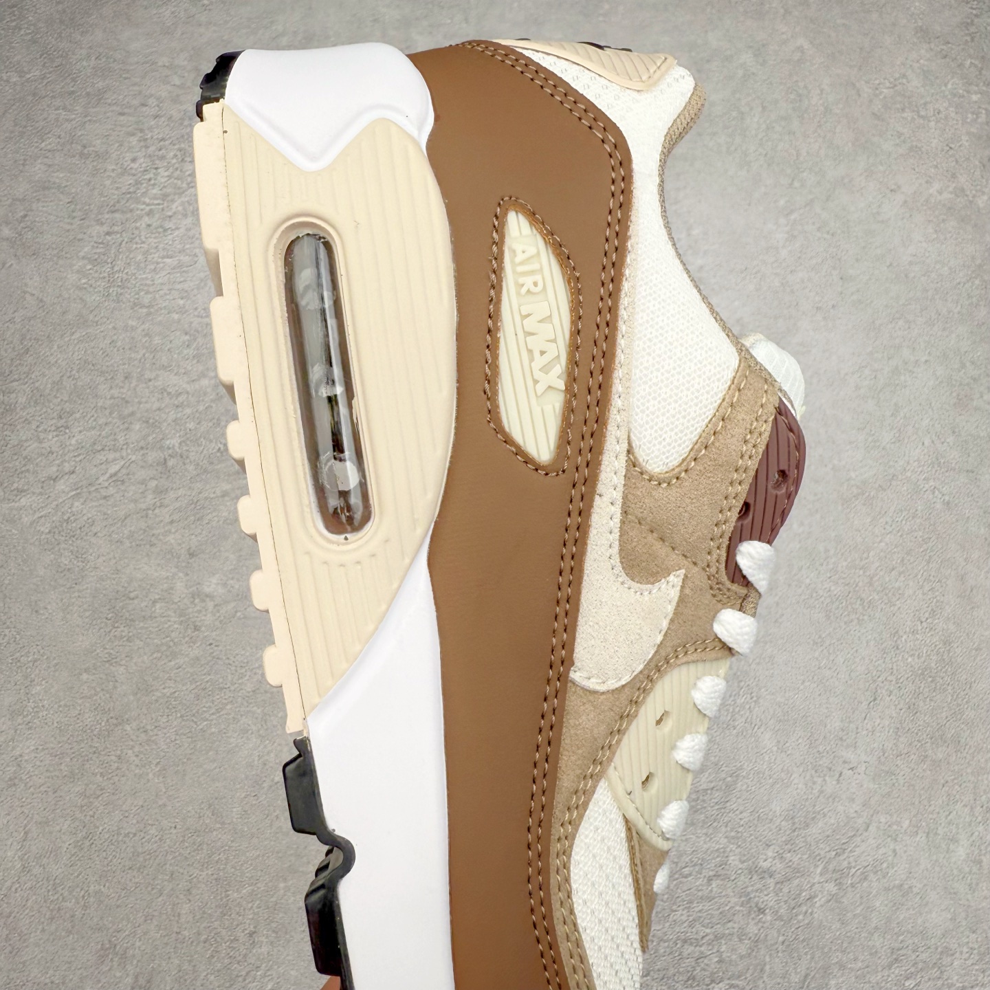 图片[6]-＃MX版 NK Air MAX 90 气垫复古减震跑步鞋 DM0029-109 经典重温 独家陆续补货 外单专供大厂出品 品质稳定 一百余色 终端操作 Air Max 90于1990年推出 来自Air Max系列 在Air Max 1的基础上改进而得 增加了气垫面积 外型上也更为流线 最特別的就是加入了菱纹塑胶嵌板 为Air Max 90增添了许多潮流气息 皮革鞋面 造就出色耐穿性和支撑力 Max Air缓震配置搭配泡棉中底 令Air Max 90轻盈而舒适 华夫格橡胶外底 铸就Air Max 90非凡的抓地力 而Air Max 90不仅是一双跑鞋 它成功跨越了时间的演进 成为了球鞋文化与潮流圈中最熟为人知的鞋款之一 尺码：36 36.5 37.5 38 38.5 39 40 40.5 41 42 42.5 43 44 44.5 45-选品中心