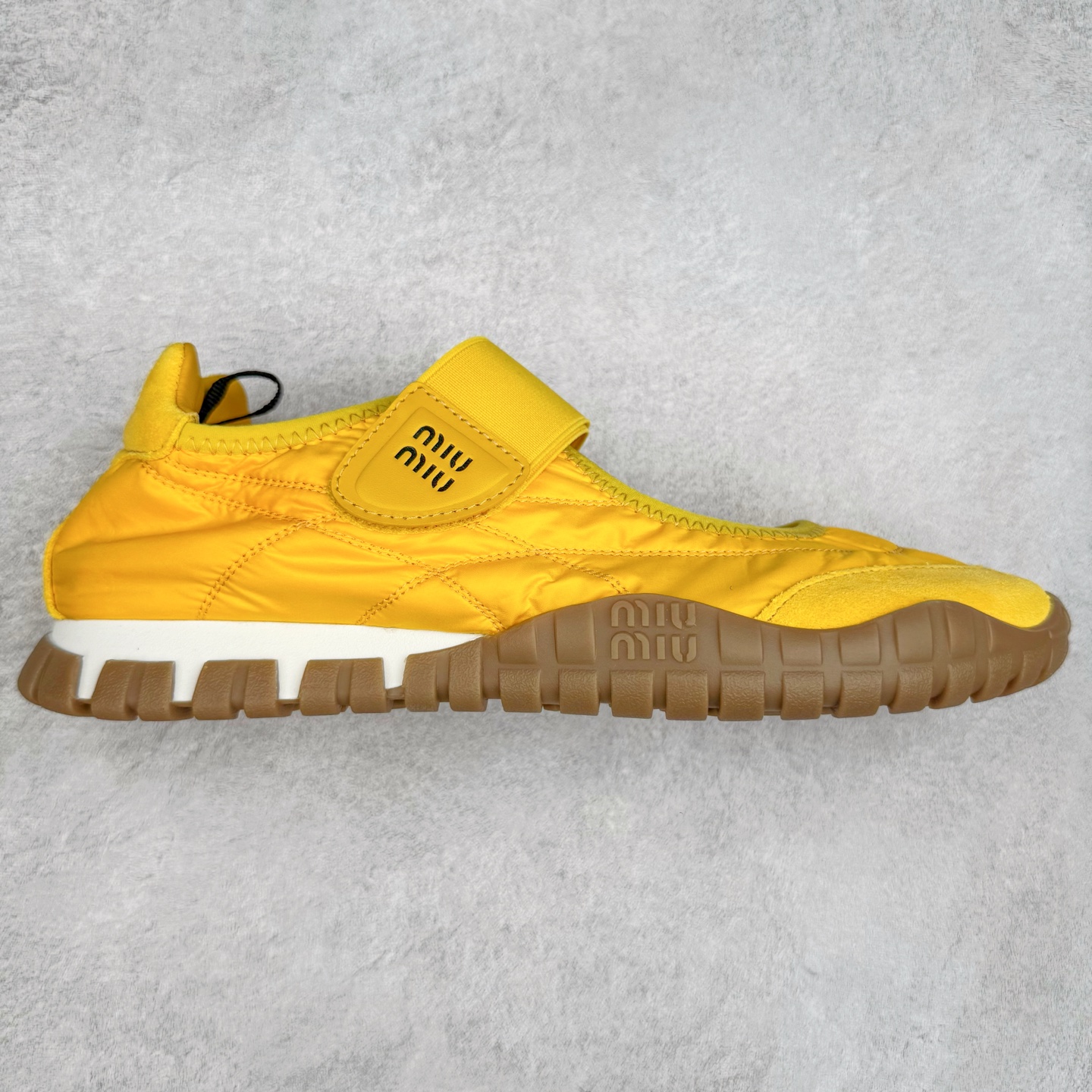 Miumiu 25ss Tyre系列春夏新款 饼干鞋 阿甘鞋休闲运动鞋Miumiu最新爆款 前卫大胆的设计，风格融于此款厚底帆布运动鞋的简约线条，别致徽标饰于鞋舌与背面，点缀复古设计，平添标志性元素！厚底设计定义前卫的现代风格，这款Tyre集优雅气质与运动功能于一身，动感橡胶鞋底柔韧耐磨，令人联想起轮胎花纹，橡胶鞋底除了增加了这双鞋的复古属性外也增加了防滑功能鞋面由科技织物和麂皮制成，融合运动与时尚、功能与优雅，表达了Miu Miu的核心精神 尺码：35-40-选品中心