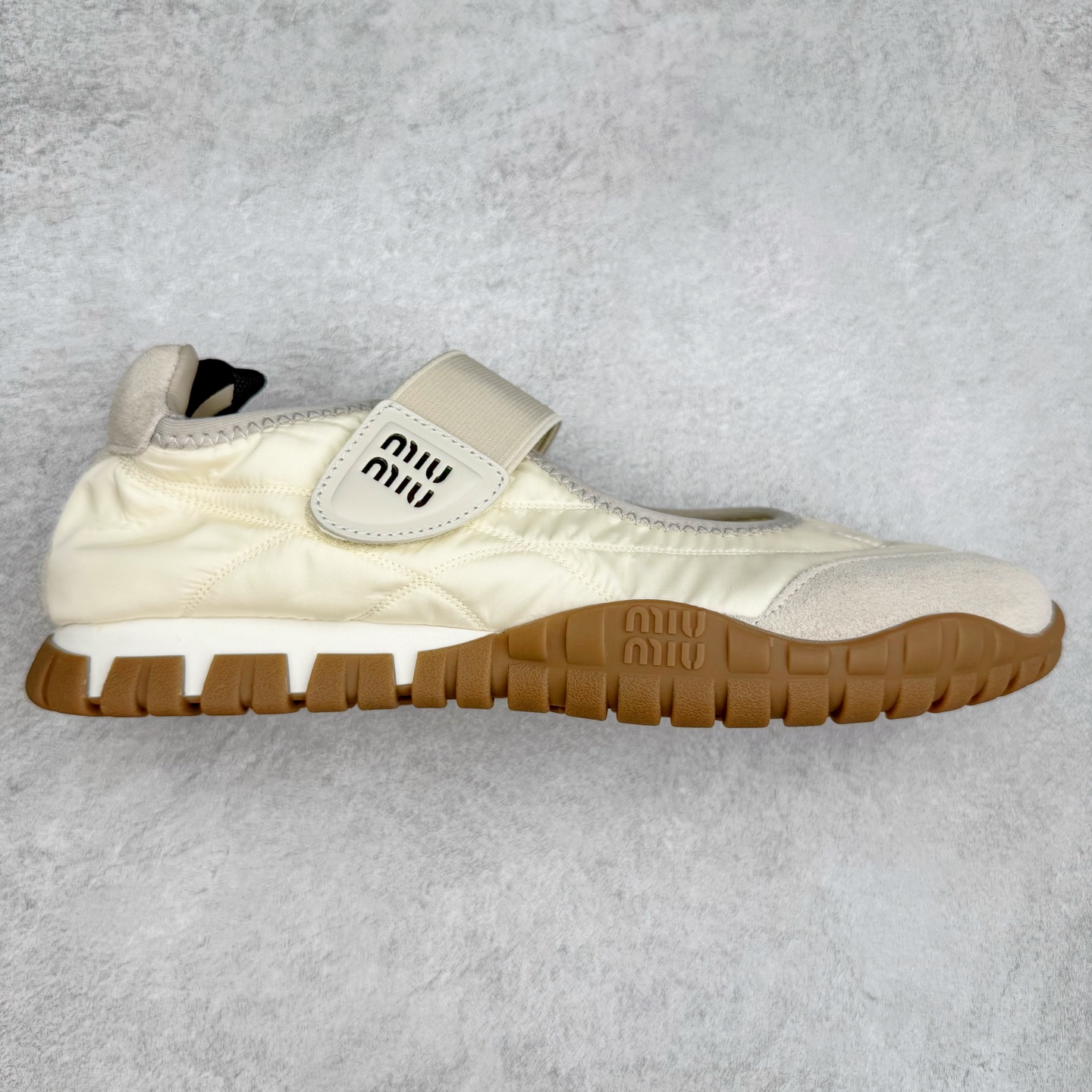 Miumiu 25ss Tyre系列春夏新款 饼干鞋 阿甘鞋休闲运动鞋Miumiu最新爆款 前卫大胆的设计，风格融于此款厚底帆布运动鞋的简约线条，别致徽标饰于鞋舌与背面，点缀复古设计，平添标志性元素！厚底设计定义前卫的现代风格，这款Tyre集优雅气质与运动功能于一身，动感橡胶鞋底柔韧耐磨，令人联想起轮胎花纹，橡胶鞋底除了增加了这双鞋的复古属性外也增加了防滑功能鞋面由科技织物和麂皮制成，融合运动与时尚、功能与优雅，表达了Miu Miu的核心精神 尺码：35-40-选品中心