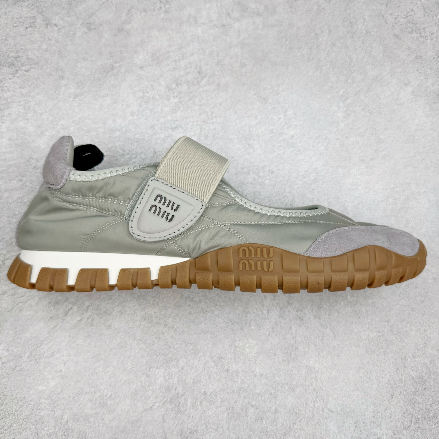 Miumiu 25ss Tyre系列春夏新款 饼干鞋 阿甘鞋休闲运动鞋Miumiu最新爆款 前卫大胆的设计，风格融于此款厚底帆布运动鞋的简约线条，别致徽标饰于鞋舌与背面，点缀复古设计，平添标志性元素！厚底设计定义前卫的现代风格，这款Tyre集优雅气质与运动功能于一身，动感橡胶鞋底柔韧耐磨，令人联想起轮胎花纹，橡胶鞋底除了增加了这双鞋的复古属性外也增加了防滑功能鞋面由科技织物和麂皮制成，融合运动与时尚、功能与优雅，表达了Miu Miu的核心精神 尺码：35-40-选品中心