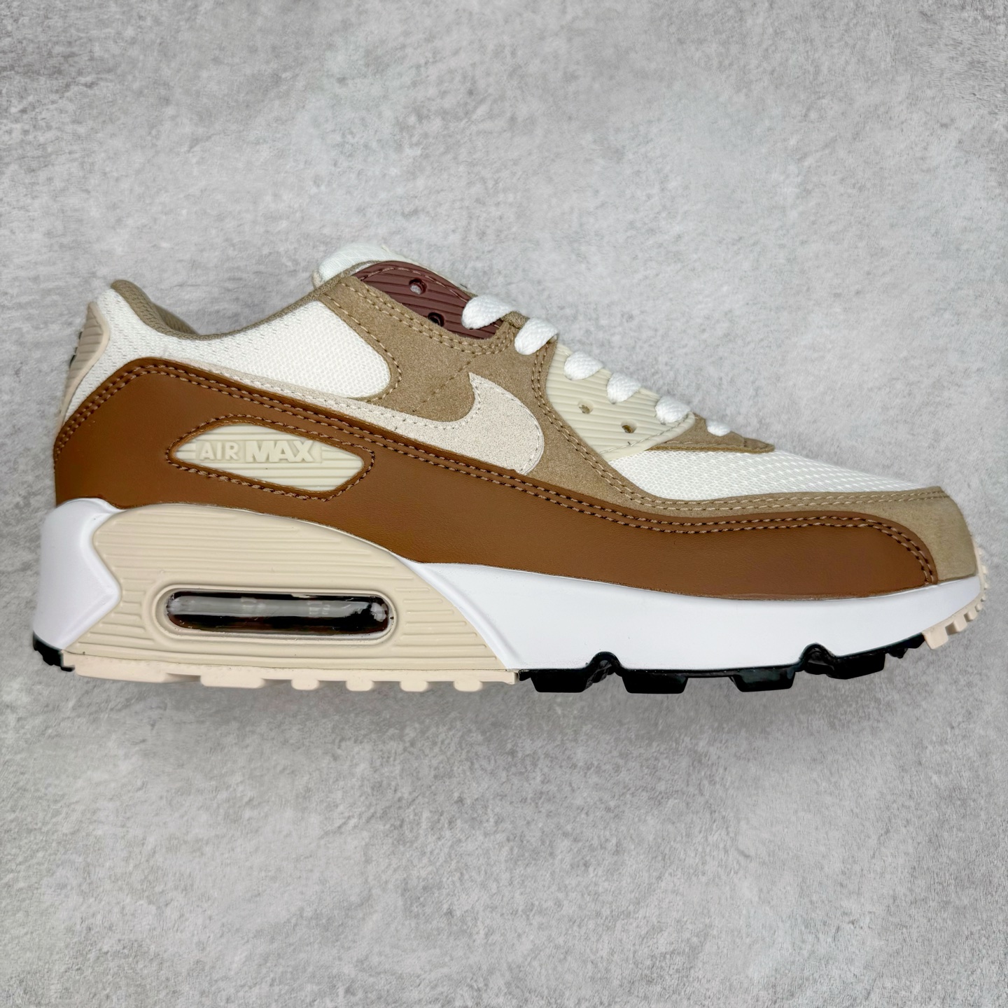 ＃MX版 NK Air MAX 90 气垫复古减震跑步鞋 DM0029-109 经典重温 独家陆续补货 外单专供大厂出品 品质稳定 一百余色 终端操作 Air Max 90于1990年推出 来自Air Max系列 在Air Max 1的基础上改进而得 增加了气垫面积 外型上也更为流线 最特別的就是加入了菱纹塑胶嵌板 为Air Max 90增添了许多潮流气息 皮革鞋面 造就出色耐穿性和支撑力 Max Air缓震配置搭配泡棉中底 令Air Max 90轻盈而舒适 华夫格橡胶外底 铸就Air Max 90非凡的抓地力 而Air Max 90不仅是一双跑鞋 它成功跨越了时间的演进 成为了球鞋文化与潮流圈中最熟为人知的鞋款之一 尺码：36 36.5 37.5 38 38.5 39 40 40.5 41 42 42.5 43 44 44.5 45-选品中心