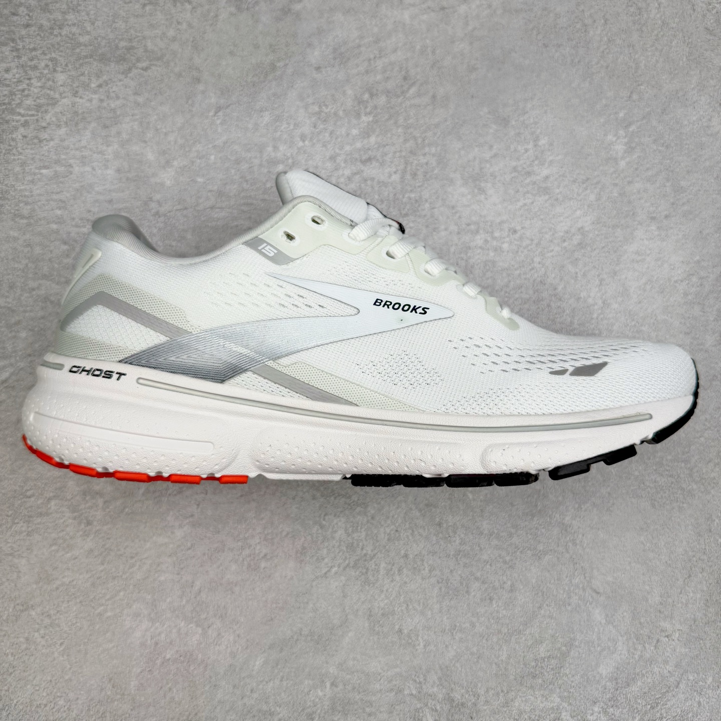 Brooks布鲁克斯 Ghost 15 马拉松舒适百搭防滑耐磨低帮跑步鞋 Brooks 四大跑鞋之一 百年品牌 跑鞋从外形上基本就能判断这是一款速度跑鞋 简洁干练的外形结构和极强的运动流线型看着非常有速度感 上脚的第一感觉是非常轻 美码9码的鞋单只206g不到 从个人偏好来说 200g左右的竞速鞋最具安全感 鞋面采用单层网布 很薄 前掌使用了大量开放式网眼 排气直接快速 透气性上乘 鞋舌也是轻量化设计 仅为一层麂皮 和脚背完美贴合 鞋舌中央有个防偏穿孔 从实际穿着来看 通常鞋舌都是外偏 如果是防偏穿孔位于中心 防偏效果其实并不十分有效 如果采用趋外侧的偏心设计更有效 鞋帮泡棉填充量不大 但非常紧凑 贴合舒适 包裹稳固 内置硬质TPU保证必要的稳定性 跑鞋中底采用的是DNA FLASH科技材料 DNA FLASH中底科技 是Brooks第一款将氮气注入中底的创新科技 主要原理是借助“超临界流体”发泡技术 将液态氮稳定的转化为气态氮 并使其均匀地形成无数紧密贴合的密闭式气囊结构 尺码：36 36.5 37.5 38 38.5 39 40 40.5 41 42 42.5 43 44 44.5 45 46-选品中心