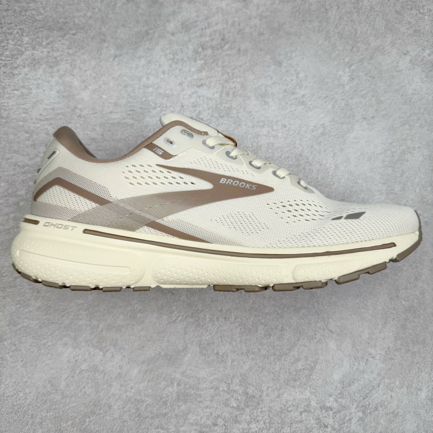 Brooks布鲁克斯 Ghost 15 马拉松舒适百搭防滑耐磨低帮跑步鞋 Brooks 四大跑鞋之一 百年品牌 跑鞋从外形上基本就能判断这是一款速度跑鞋 简洁干练的外形结构和极强的运动流线型看着非常有速度感 上脚的第一感觉是非常轻 美码9码的鞋单只206g不到 从个人偏好来说 200g左右的竞速鞋最具安全感 鞋面采用单层网布 很薄 前掌使用了大量开放式网眼 排气直接快速 透气性上乘 鞋舌也是轻量化设计 仅为一层麂皮 和脚背完美贴合 鞋舌中央有个防偏穿孔 从实际穿着来看 通常鞋舌都是外偏 如果是防偏穿孔位于中心 防偏效果其实并不十分有效 如果采用趋外侧的偏心设计更有效 鞋帮泡棉填充量不大 但非常紧凑 贴合舒适 包裹稳固 内置硬质TPU保证必要的稳定性 跑鞋中底采用的是DNA FLASH科技材料 DNA FLASH中底科技 是Brooks第一款将氮气注入中底的创新科技 主要原理是借助“超临界流体”发泡技术 将液态氮稳定的转化为气态氮 并使其均匀地形成无数紧密贴合的密闭式气囊结构 尺码：36 36.5 37.5 38 38.5 39 40 40.5 41 42 42.5 43 44 44.5 45 46-选品中心