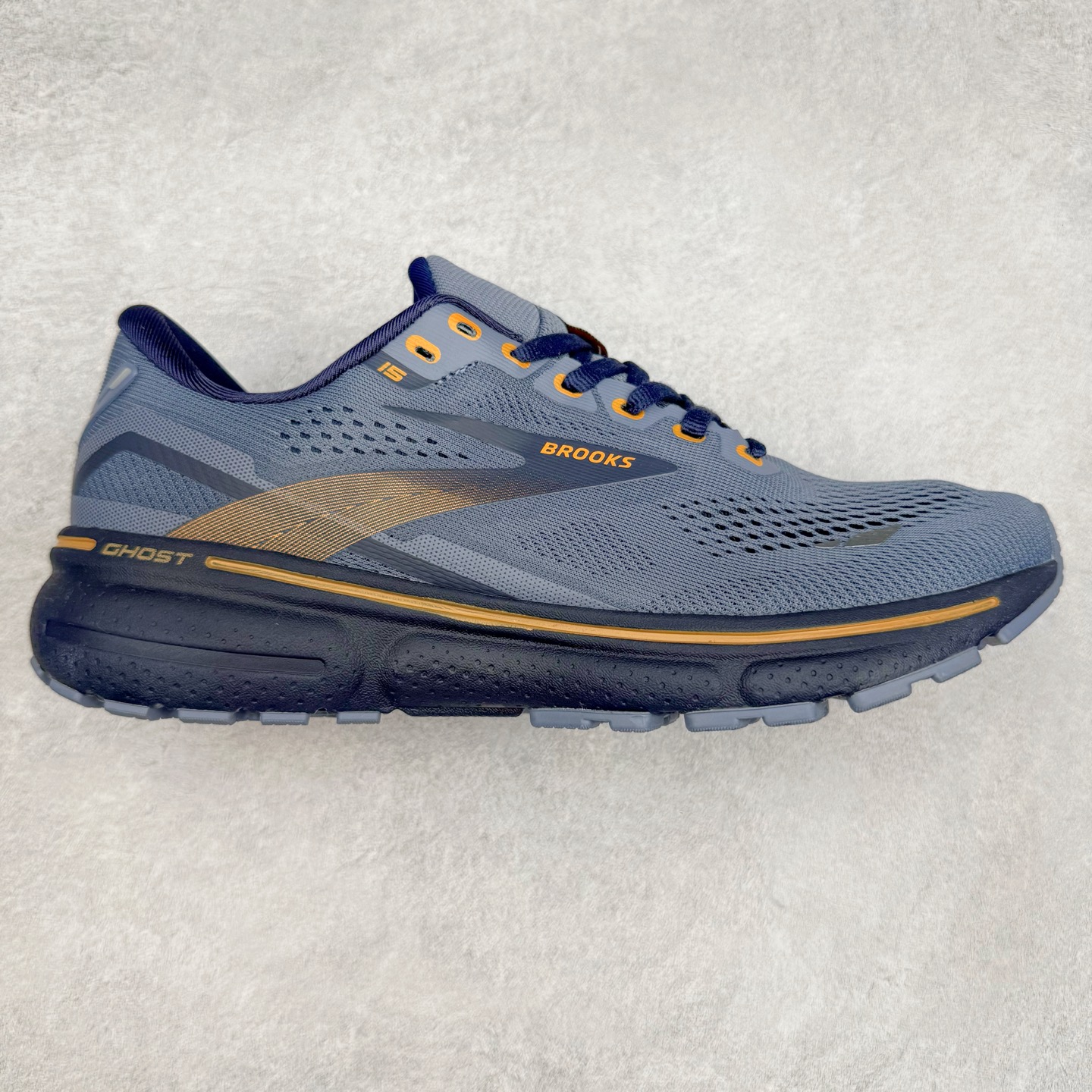 Brooks布鲁克斯 Ghost 15 马拉松舒适百搭防滑耐磨低帮跑步鞋 Brooks 四大跑鞋之一 百年品牌 跑鞋从外形上基本就能判断这是一款速度跑鞋 简洁干练的外形结构和极强的运动流线型看着非常有速度感 上脚的第一感觉是非常轻 美码9码的鞋单只206g不到 从个人偏好来说 200g左右的竞速鞋最具安全感 鞋面采用单层网布 很薄 前掌使用了大量开放式网眼 排气直接快速 透气性上乘 鞋舌也是轻量化设计 仅为一层麂皮 和脚背完美贴合 鞋舌中央有个防偏穿孔 从实际穿着来看 通常鞋舌都是外偏 如果是防偏穿孔位于中心 防偏效果其实并不十分有效 如果采用趋外侧的偏心设计更有效 鞋帮泡棉填充量不大 但非常紧凑 贴合舒适 包裹稳固 内置硬质TPU保证必要的稳定性 跑鞋中底采用的是DNA FLASH科技材料 DNA FLASH中底科技 是Brooks第一款将氮气注入中底的创新科技 主要原理是借助“超临界流体”发泡技术 将液态氮稳定的转化为气态氮 并使其均匀地形成无数紧密贴合的密闭式气囊结构 尺码：36 36.5 37.5 38 38.5 39 40 40.5 41 42 42.5 43 44 44.5 45 46-选品中心