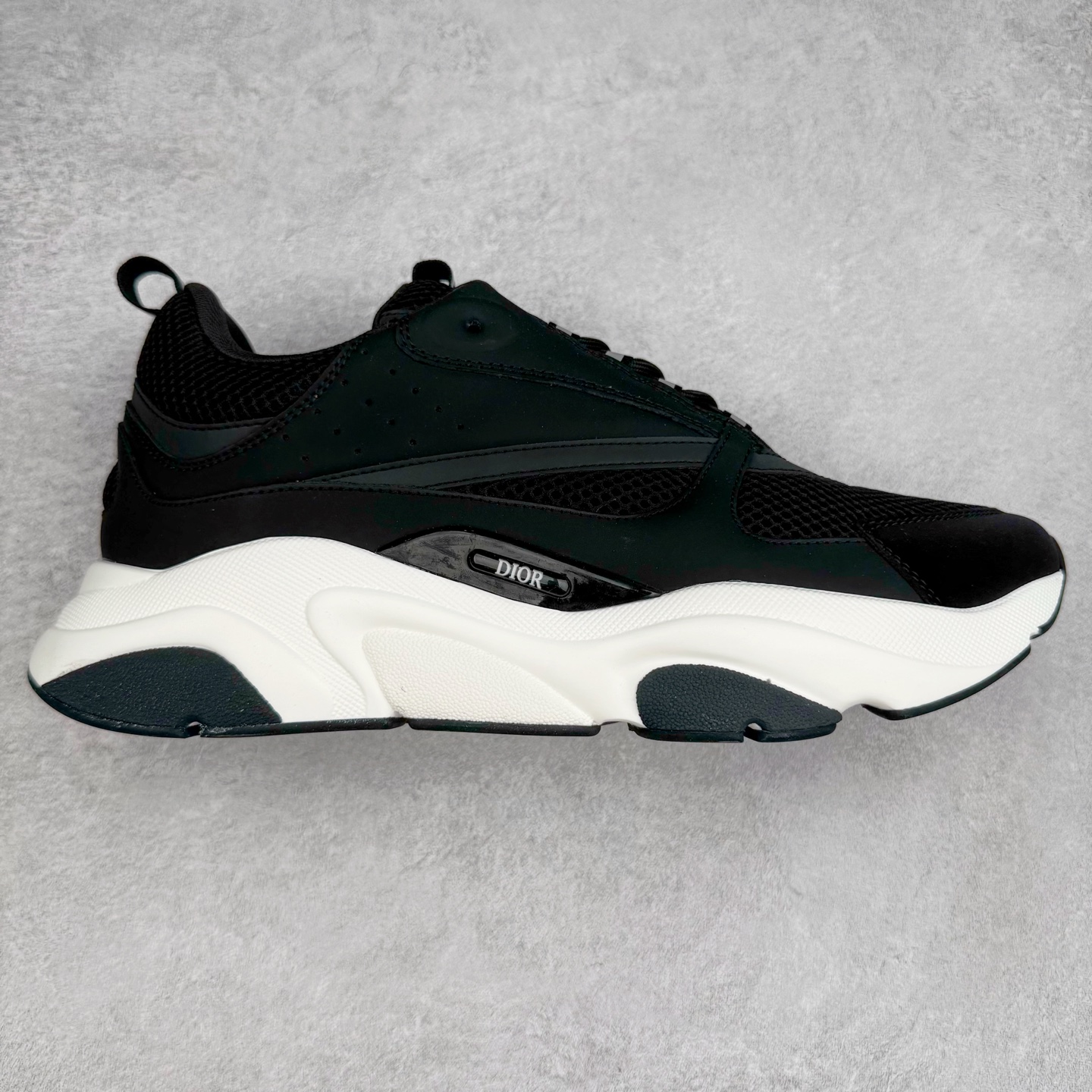 Dior 迪奥B22 男款慢跑时装运动鞋 “白色18” 广东原产原楦原纸版数据开发 配置专柜购物袋及配件(配置抗压快递外包牛皮纸壳 采用光滑牛皮革组合网织布面材质 正确吸汗网布贴合海玻璃CD压纹鞋垫独家开发TPU弹力中底组合TR光泽耐韧锯齿橡胶大底 法国高奢时装品牌-迪奥·桀傲/Dior Homme B22 Trainer Sneaker系列复古厚底老爹风休闲运动慢跑鞋“生胶底” 这款单品从复古慢跑鞋汲取灵感。采用厚实的低帮设计，精选牛皮与网眼织物拼接鞋面，搭配黑白相间的刻花橡胶鞋底。侧面带有浮雕“CD”标志装饰。尺码：39 40 41 42 43 44 45 46 47-选品中心