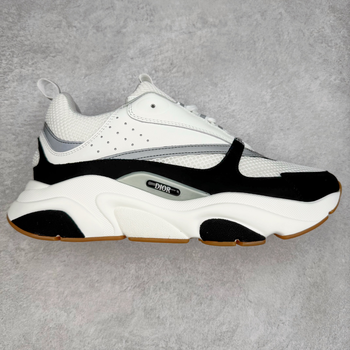 Dior 迪奥B22 男款慢跑时装运动鞋 “白色18” 广东原产原楦原纸版数据开发 配置专柜购物袋及配件(配置抗压快递外包牛皮纸壳 采用光滑牛皮革组合网织布面材质 正确吸汗网布贴合海玻璃CD压纹鞋垫独家开发TPU弹力中底组合TR光泽耐韧锯齿橡胶大底 法国高奢时装品牌-迪奥·桀傲/Dior Homme B22 Trainer Sneaker系列复古厚底老爹风休闲运动慢跑鞋“生胶底” 这款单品从复古慢跑鞋汲取灵感。采用厚实的低帮设计，精选牛皮与网眼织物拼接鞋面，搭配黑白相间的刻花橡胶鞋底。侧面带有浮雕“CD”标志装饰。尺码：39 40 41 42 43 44 45 46 47-选品中心