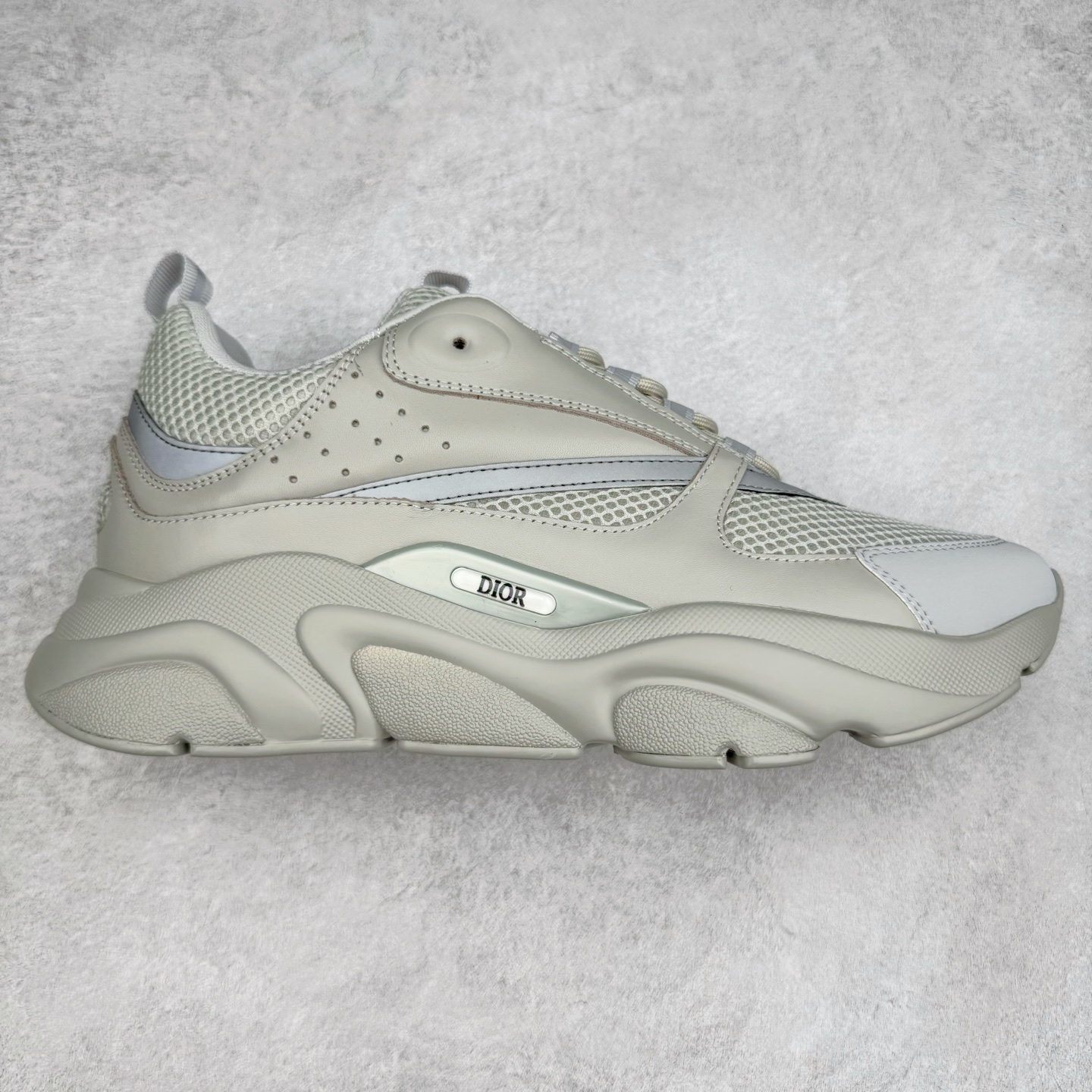 Dior 迪奥B22 男款慢跑时装运动鞋 “白色18” 广东原产原楦原纸版数据开发 配置专柜购物袋及配件(配置抗压快递外包牛皮纸壳 采用光滑牛皮革组合网织布面材质 正确吸汗网布贴合海玻璃CD压纹鞋垫独家开发TPU弹力中底组合TR光泽耐韧锯齿橡胶大底 法国高奢时装品牌-迪奥·桀傲/Dior Homme B22 Trainer Sneaker系列复古厚底老爹风休闲运动慢跑鞋“生胶底” 这款单品从复古慢跑鞋汲取灵感。采用厚实的低帮设计，精选牛皮与网眼织物拼接鞋面，搭配黑白相间的刻花橡胶鞋底。侧面带有浮雕“CD”标志装饰。尺码：39 40 41 42 43 44 45 46 47-选品中心