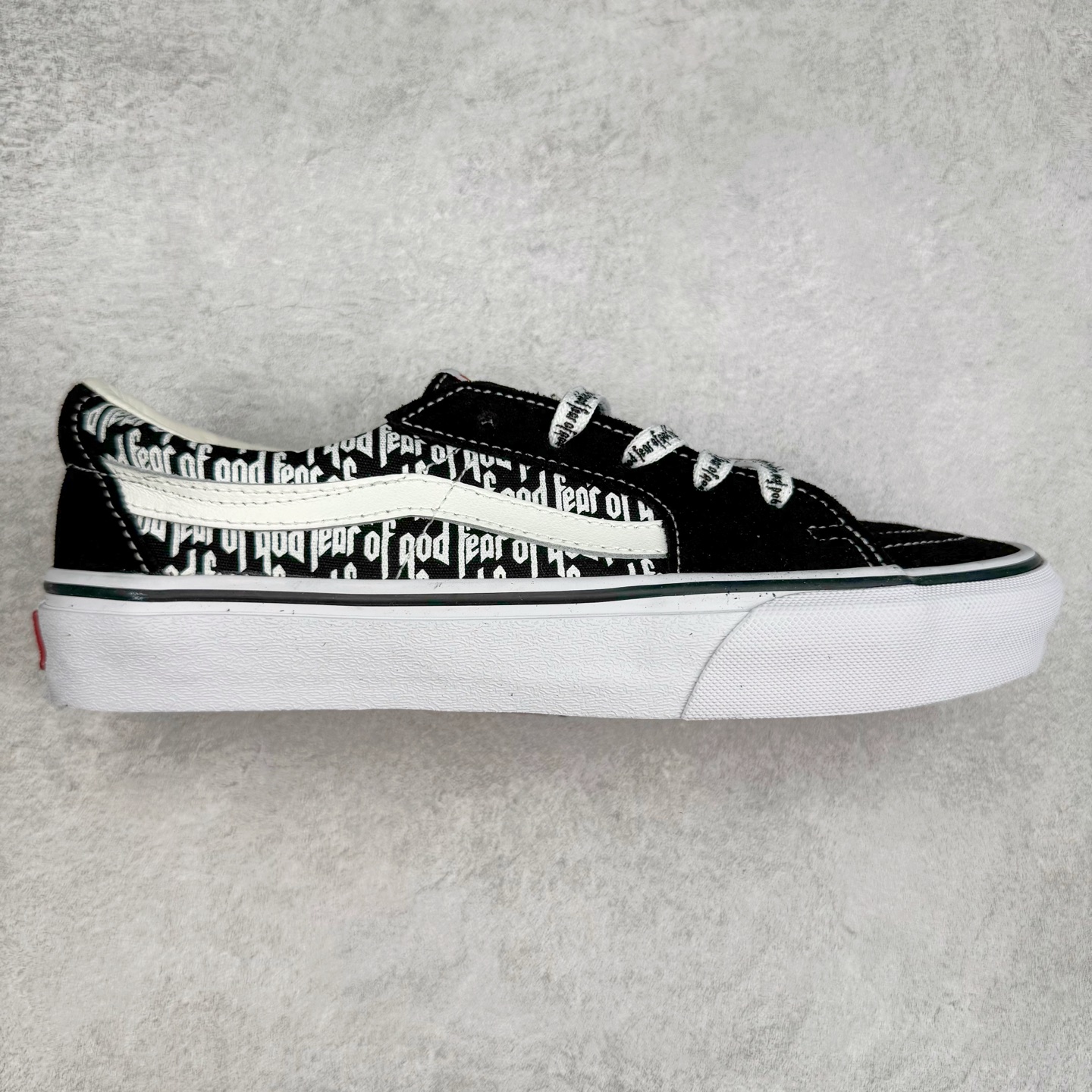 Vans SK8-Low x Fog联名 全新一代 低帮硫化帆布鞋 该鞋款以白线勾勒出整体造型,鞋面采用帆布搭配麂皮材质,鞋身布满Fog黑白字体彰显联名,极具辨识度,上脚百搭不出错。 尺码:35 36 36.5 37 38 38.5 39 40 40.5 41 42 42.5 43 44-选品中心