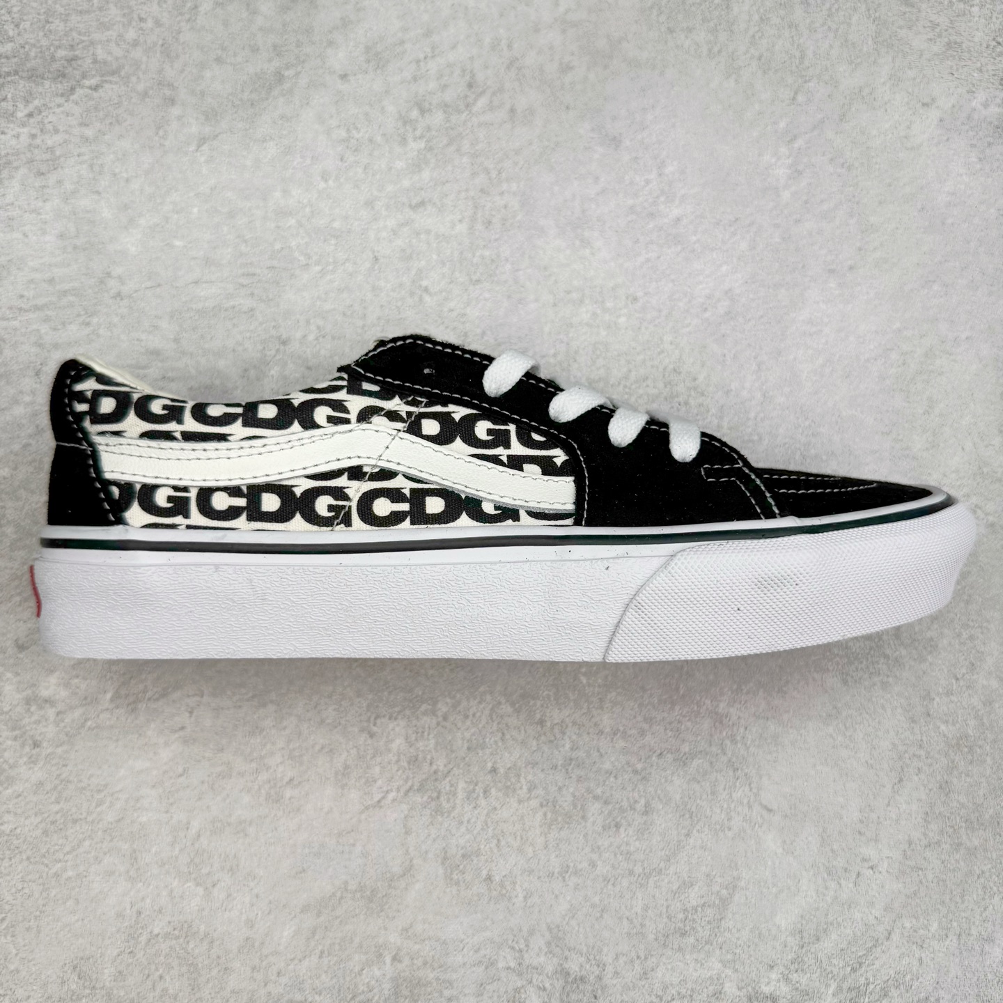 Vans SK8-Low x CDG联名 全新一代 低帮硫化帆布鞋 该鞋款以白线勾勒出整体造型,鞋面采用帆布搭配麂皮材质,鞋身布满CDG黑白字体彰显联名,极具辨识度,上脚百搭不出错。 尺码:35 36 36.5 37 38 38.5 39 40 40.5 41 42 42.5 43 44-选品中心