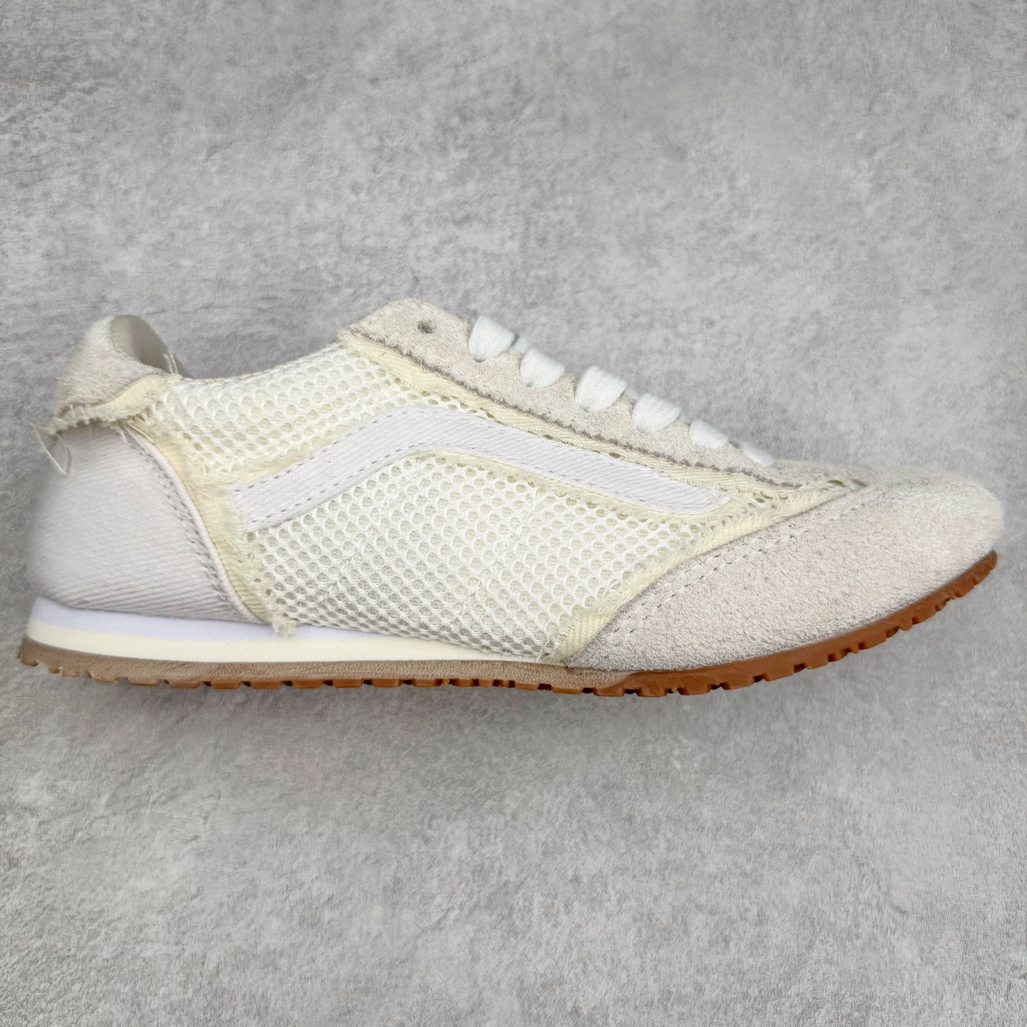 Vans Super Lowpro TDC系列 踩上全新 Vans Super LowPro 复古薄底鞋👣 长绒麂皮拼接粗粝毛边牛仔布，亮出你的反叛玩心 舒适脚感加持，全天不喊累，轻轻松松跑进风里💨 侧边透气网眼鞋面，夏日citywalk更 Chill～ 货号：VN000EFQCJK 货号：VN000EFQCJ7 尺码：35 36 36.5 37 38 38.5 39 40 40.5 41 42 42.5 43 44 45-选品中心