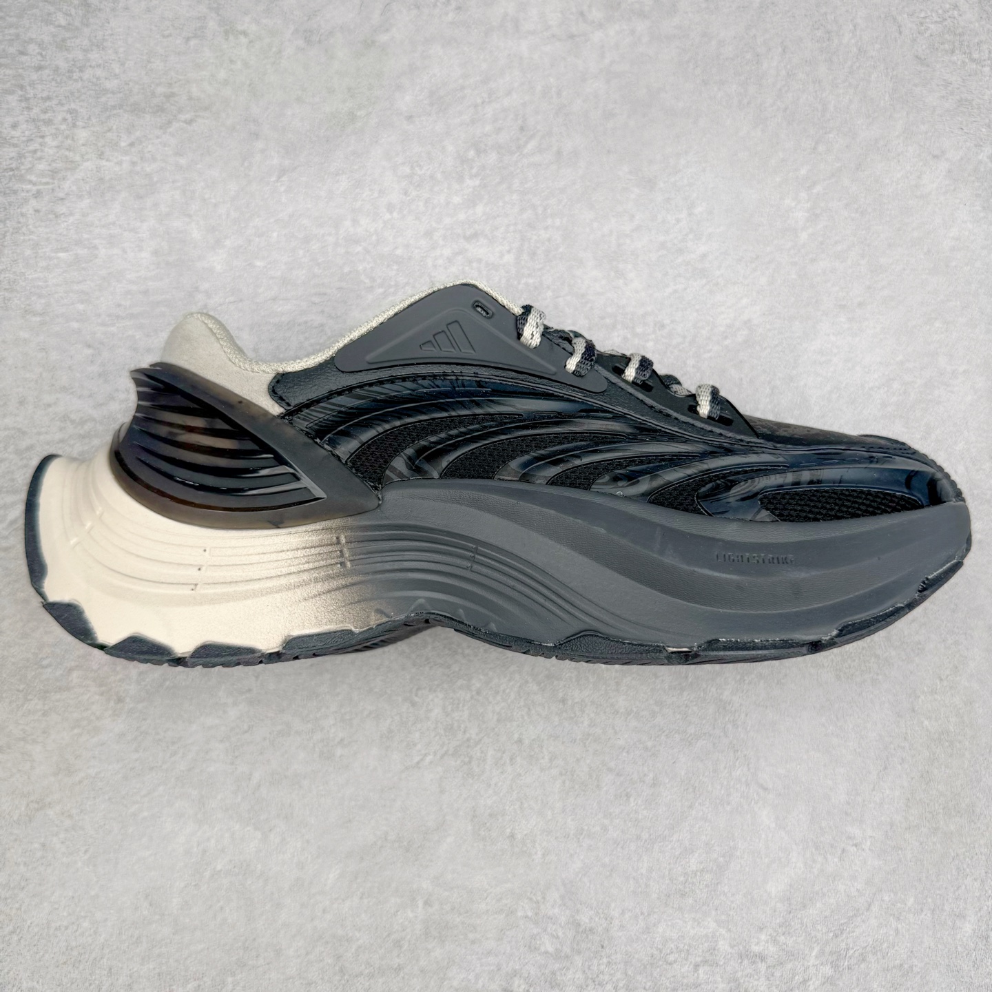 AD XLG MTW系列 舒适百搭防滑耐磨低帮跑步鞋老爹鞋 JR6397 鞋面采用贯穿式银条 完整的线条流畅度带来充分的视觉享受 鞋舌若隐若现的LOGO充满神秘感 夸张的鞋后跟幅度设计 线条感延伸至后跟标志三条杆彰显adidas调性 中底采用LIGHT STRIKE科技 在满足穿搭属性的同时提供舒适的脚感 完整的流线型设计语言 从鞋面贯穿到鞋底以及鞋花纹路 颜值与实力兼具 秀场与日常皆融 未来已来 让我们继续期待 实拍调校N版已经零色差零失真 百分百还原实物色彩所见即所得 不存在货不对板色差等低级问题 选购参考实物拍摄 不混卖不参货 只用心做好货严格选品 承诺混一赔十 尺码：36 36.5 37.5 38 38.5 39 40 40.5 41 42 42.5 43 44 44.5 45-选品中心