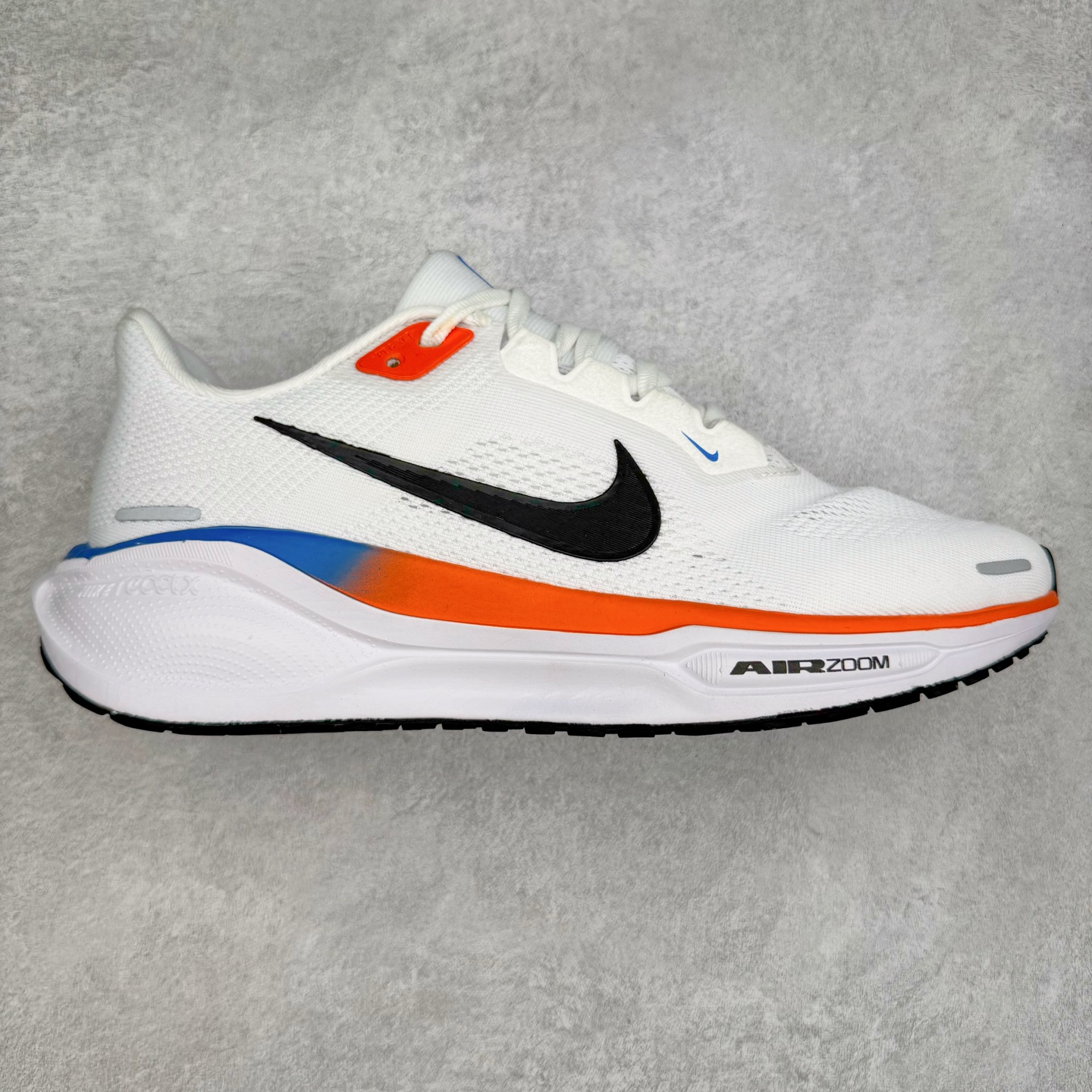 ＃特价福利 NK Zoom Pegasus 飞马41代马拉松系列网面透气缓震疾速跑鞋 拥有 Zoom Air 一如既往的稳定感和流畅感 鞋面采用工程网眼设计 为特定高热区域营造出色透气性 进一步增加鞋面的穿孔数量 让足部能够快速散热 中足搭配 Flywire 飞线 在高速运动时营造舒适稳定的贴合感 内置Zoon气垫加持 动力十足 尺码：36 36.5 37.5 38 38.5 39 40 40.5 41 42 42.5 43 44 45-选品中心