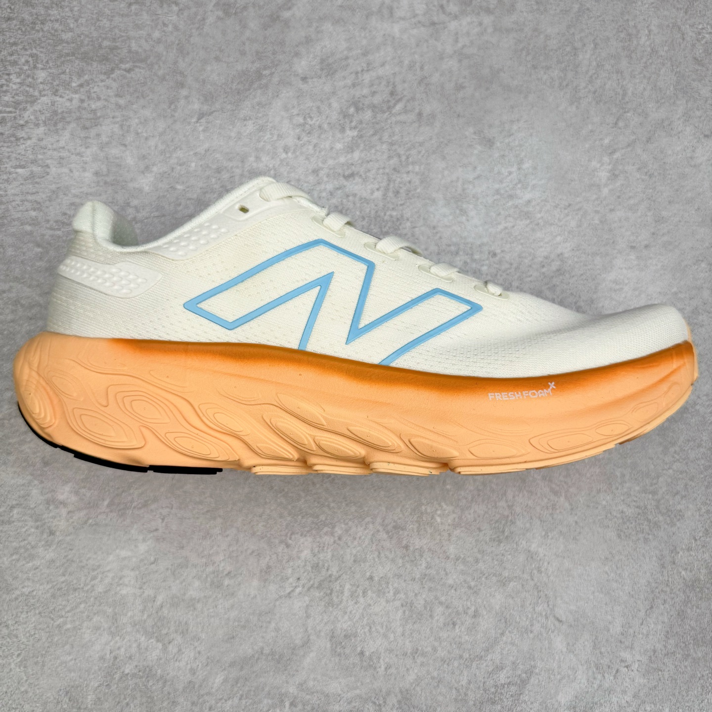 New Balance Fresh Foam X NB1080V13 新百伦系列低帮轻量化厚底健身休闲运动慢跑鞋 近赏｜无论是日常慢跑，还是City Walk，它都可轻松应对提起今年最流行的事情，想必在你所在的城市来一段City Walk，是很多潮男潮女都会做的吧。当时间来到十月，一年中最舒服的时光，无论是慢跑也好，还是City Walk，今天推荐的这双鞋，都可以轻松应对。那就是可以带给你久违的松弛感、治愈你柔软的需要的New Balance Fresh Foam X1080v13。作为New Balance经典跑鞋系列，1080系列可以说凝聚了品牌历来前沿科技与制造匠心。今年的v13版本可谓再度革新。在舒适体验、运动性能以及造型风格三个维度上做到了有机交融。舒适体验一直是1080跑鞋系列带给我们最大的直观感受，加上本就带有严肃跑鞋基因，在今年全新材料配方的Fresh FoamX中底泡棉上则有了不一样的缓震性能，重新定义“踩屎感”。可再生柔软针织鞋面使用可追溯的Repreve再生鞋面材料，柔软透气的鞋面提供绵密的贴合与包裹感，轻量分区橡胶大底分区外底橡胶采用新材料，改进纹路设计，增加前掌外底硬度，提升滚动反馈和传动效率。尺码：36 36.5 37 37.5 38 38.5 39.5 40 40.5 41.5 42 42.5 43 44 45-选品中心