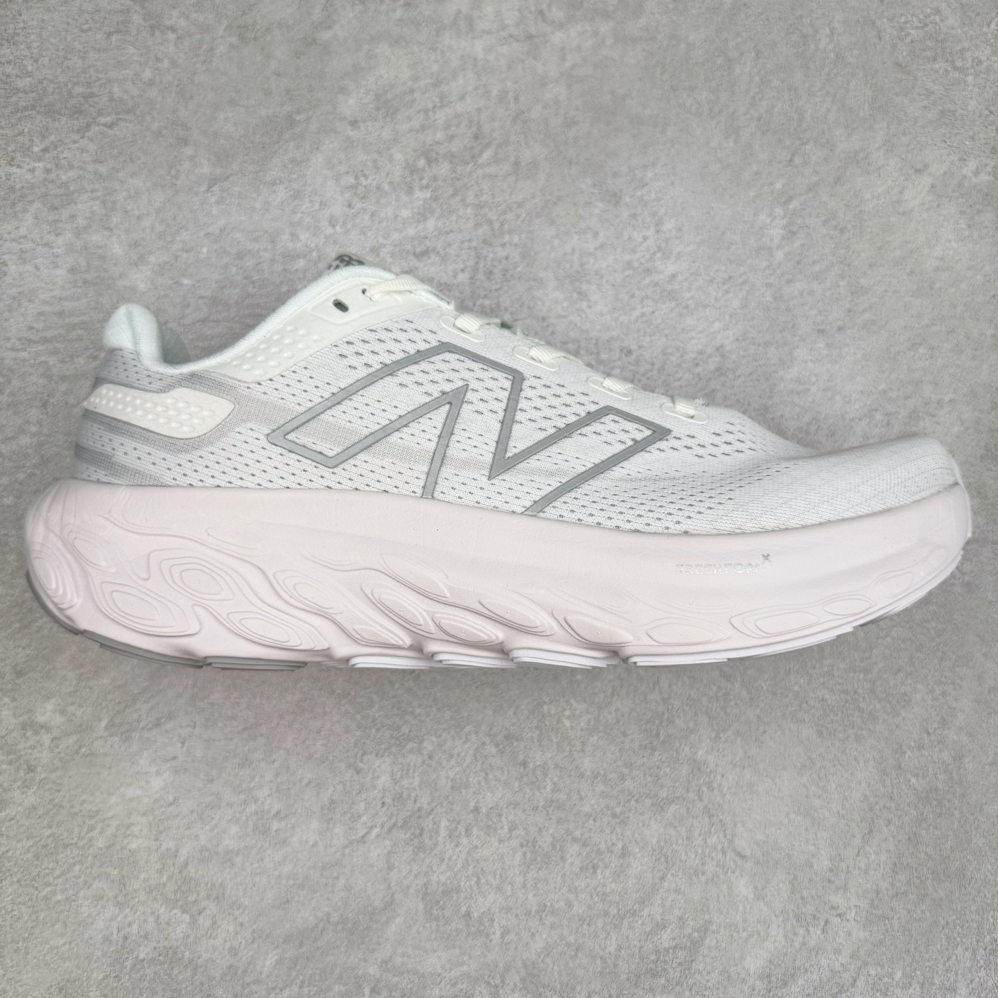 图片[4]-New Balance Fresh Foam X NB1080V13 新百伦系列低帮轻量化厚底健身休闲运动慢跑鞋 近赏｜无论是日常慢跑，还是City Walk，它都可轻松应对提起今年最流行的事情，想必在你所在的城市来一段City Walk，是很多潮男潮女都会做的吧。当时间来到十月，一年中最舒服的时光，无论是慢跑也好，还是City Walk，今天推荐的这双鞋，都可以轻松应对。那就是可以带给你久违的松弛感、治愈你柔软的需要的New Balance Fresh Foam X1080v13。作为New Balance经典跑鞋系列，1080系列可以说凝聚了品牌历来前沿科技与制造匠心。今年的v13版本可谓再度革新。在舒适体验、运动性能以及造型风格三个维度上做到了有机交融。舒适体验一直是1080跑鞋系列带给我们最大的直观感受，加上本就带有严肃跑鞋基因，在今年全新材料配方的Fresh FoamX中底泡棉上则有了不一样的缓震性能，重新定义“踩屎感”。可再生柔软针织鞋面使用可追溯的Repreve再生鞋面材料，柔软透气的鞋面提供绵密的贴合与包裹感，轻量分区橡胶大底分区外底橡胶采用新材料，改进纹路设计，增加前掌外底硬度，提升滚动反馈和传动效率。尺码：36 36.5 37 37.5 38 38.5 39.5 40 40.5 41.5 42 42.5 43 44 45-选品中心