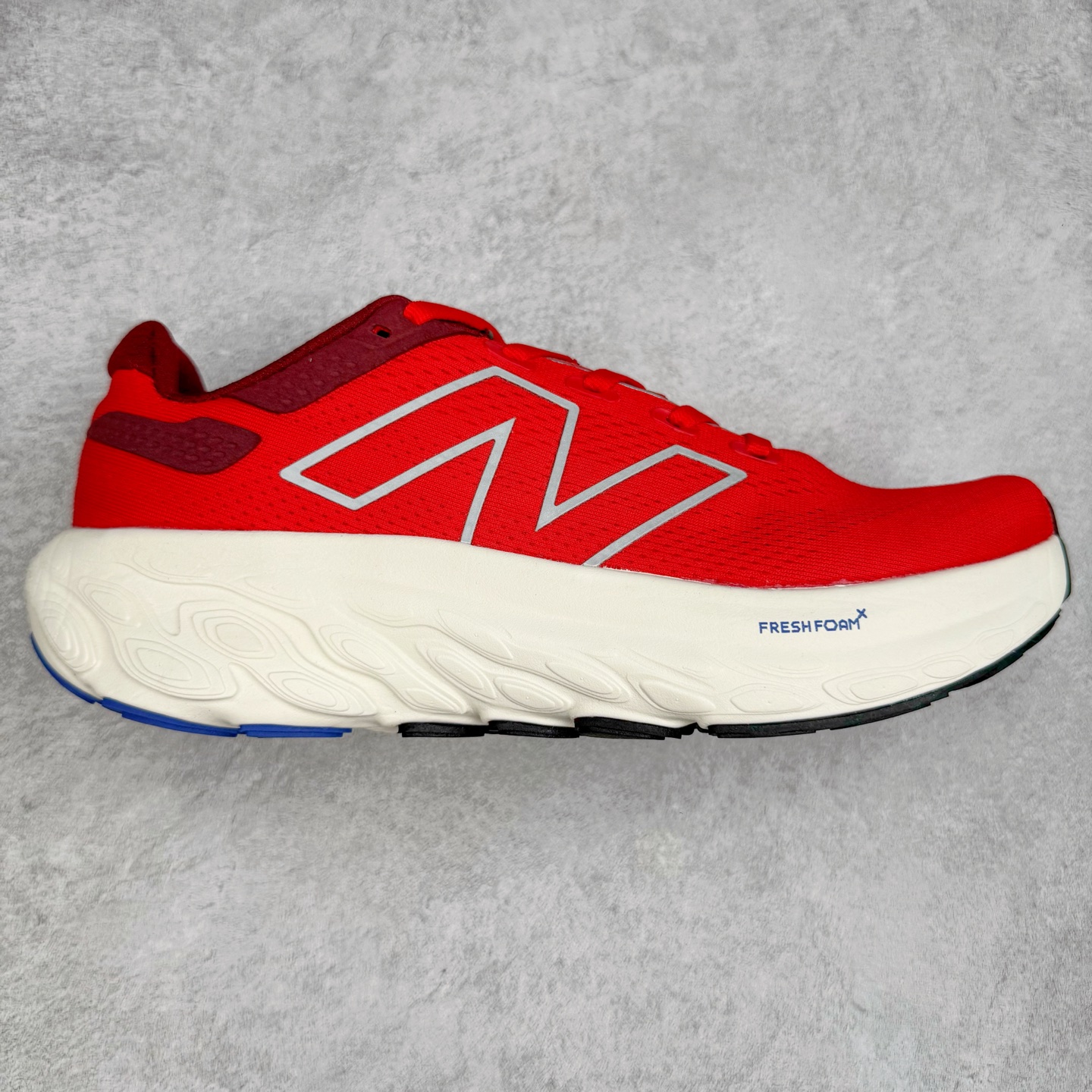 图片[3]-New Balance Fresh Foam X NB1080V13 新百伦系列低帮轻量化厚底健身休闲运动慢跑鞋 近赏｜无论是日常慢跑，还是City Walk，它都可轻松应对提起今年最流行的事情，想必在你所在的城市来一段City Walk，是很多潮男潮女都会做的吧。当时间来到十月，一年中最舒服的时光，无论是慢跑也好，还是City Walk，今天推荐的这双鞋，都可以轻松应对。那就是可以带给你久违的松弛感、治愈你柔软的需要的New Balance Fresh Foam X1080v13。作为New Balance经典跑鞋系列，1080系列可以说凝聚了品牌历来前沿科技与制造匠心。今年的v13版本可谓再度革新。在舒适体验、运动性能以及造型风格三个维度上做到了有机交融。舒适体验一直是1080跑鞋系列带给我们最大的直观感受，加上本就带有严肃跑鞋基因，在今年全新材料配方的Fresh FoamX中底泡棉上则有了不一样的缓震性能，重新定义“踩屎感”。可再生柔软针织鞋面使用可追溯的Repreve再生鞋面材料，柔软透气的鞋面提供绵密的贴合与包裹感，轻量分区橡胶大底分区外底橡胶采用新材料，改进纹路设计，增加前掌外底硬度，提升滚动反馈和传动效率。尺码：36 36.5 37 37.5 38 38.5 39.5 40 40.5 41.5 42 42.5 43 44 45-选品中心