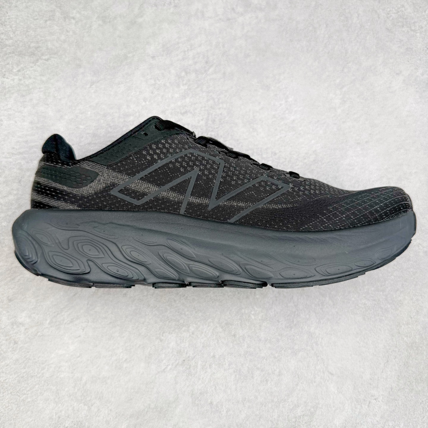 图片[7]-New Balance Fresh Foam X NB1080V13 新百伦系列低帮轻量化厚底健身休闲运动慢跑鞋 近赏｜无论是日常慢跑，还是City Walk，它都可轻松应对提起今年最流行的事情，想必在你所在的城市来一段City Walk，是很多潮男潮女都会做的吧。当时间来到十月，一年中最舒服的时光，无论是慢跑也好，还是City Walk，今天推荐的这双鞋，都可以轻松应对。那就是可以带给你久违的松弛感、治愈你柔软的需要的New Balance Fresh Foam X1080v13。作为New Balance经典跑鞋系列，1080系列可以说凝聚了品牌历来前沿科技与制造匠心。今年的v13版本可谓再度革新。在舒适体验、运动性能以及造型风格三个维度上做到了有机交融。舒适体验一直是1080跑鞋系列带给我们最大的直观感受，加上本就带有严肃跑鞋基因，在今年全新材料配方的Fresh FoamX中底泡棉上则有了不一样的缓震性能，重新定义“踩屎感”。可再生柔软针织鞋面使用可追溯的Repreve再生鞋面材料，柔软透气的鞋面提供绵密的贴合与包裹感，轻量分区橡胶大底分区外底橡胶采用新材料，改进纹路设计，增加前掌外底硬度，提升滚动反馈和传动效率。尺码：36 36.5 37 37.5 38 38.5 39.5 40 40.5 41.5 42 42.5 43 44 45-选品中心