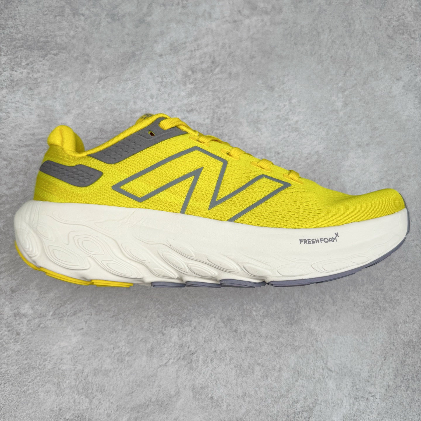 图片[8]-New Balance Fresh Foam X NB1080V13 新百伦系列低帮轻量化厚底健身休闲运动慢跑鞋 近赏｜无论是日常慢跑，还是City Walk，它都可轻松应对提起今年最流行的事情，想必在你所在的城市来一段City Walk，是很多潮男潮女都会做的吧。当时间来到十月，一年中最舒服的时光，无论是慢跑也好，还是City Walk，今天推荐的这双鞋，都可以轻松应对。那就是可以带给你久违的松弛感、治愈你柔软的需要的New Balance Fresh Foam X1080v13。作为New Balance经典跑鞋系列，1080系列可以说凝聚了品牌历来前沿科技与制造匠心。今年的v13版本可谓再度革新。在舒适体验、运动性能以及造型风格三个维度上做到了有机交融。舒适体验一直是1080跑鞋系列带给我们最大的直观感受，加上本就带有严肃跑鞋基因，在今年全新材料配方的Fresh FoamX中底泡棉上则有了不一样的缓震性能，重新定义“踩屎感”。可再生柔软针织鞋面使用可追溯的Repreve再生鞋面材料，柔软透气的鞋面提供绵密的贴合与包裹感，轻量分区橡胶大底分区外底橡胶采用新材料，改进纹路设计，增加前掌外底硬度，提升滚动反馈和传动效率。尺码：36 36.5 37 37.5 38 38.5 39.5 40 40.5 41.5 42 42.5 43 44 45-选品中心