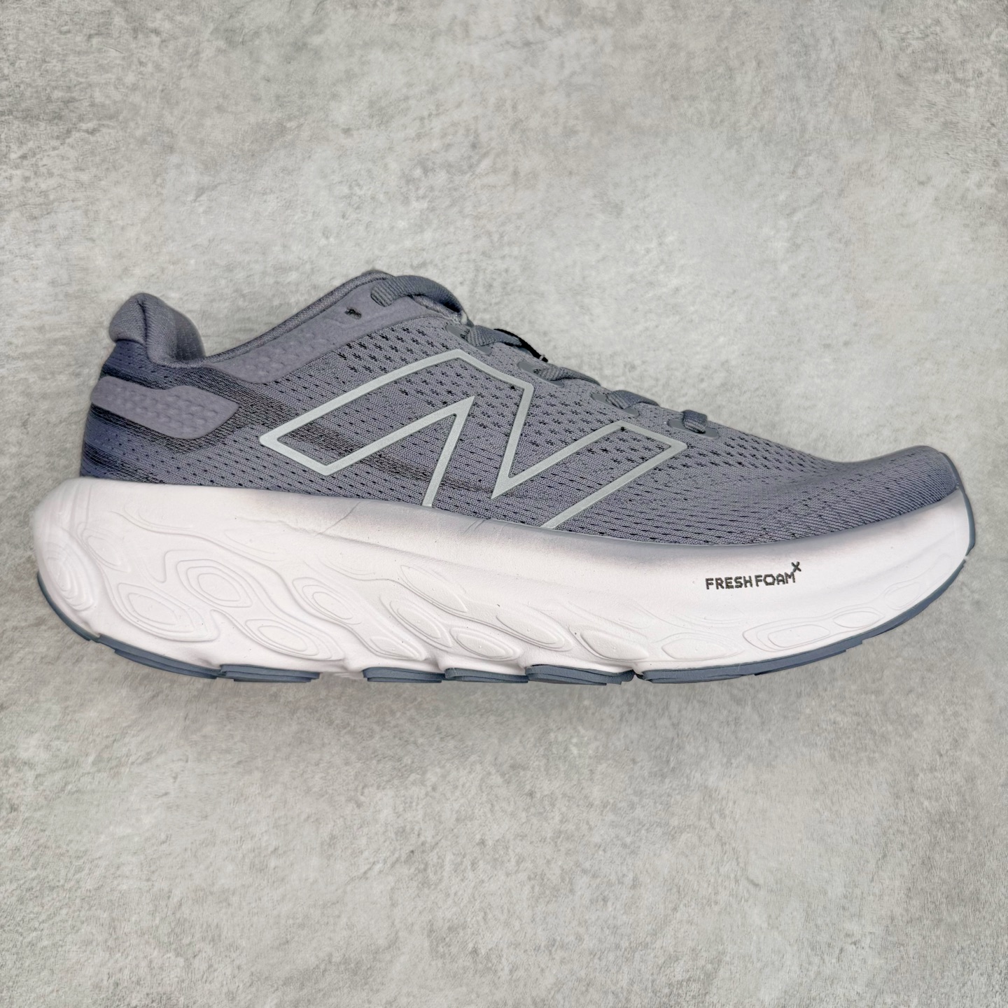 图片[5]-New Balance Fresh Foam X NB1080V13 新百伦系列低帮轻量化厚底健身休闲运动慢跑鞋 近赏｜无论是日常慢跑，还是City Walk，它都可轻松应对提起今年最流行的事情，想必在你所在的城市来一段City Walk，是很多潮男潮女都会做的吧。当时间来到十月，一年中最舒服的时光，无论是慢跑也好，还是City Walk，今天推荐的这双鞋，都可以轻松应对。那就是可以带给你久违的松弛感、治愈你柔软的需要的New Balance Fresh Foam X1080v13。作为New Balance经典跑鞋系列，1080系列可以说凝聚了品牌历来前沿科技与制造匠心。今年的v13版本可谓再度革新。在舒适体验、运动性能以及造型风格三个维度上做到了有机交融。舒适体验一直是1080跑鞋系列带给我们最大的直观感受，加上本就带有严肃跑鞋基因，在今年全新材料配方的Fresh FoamX中底泡棉上则有了不一样的缓震性能，重新定义“踩屎感”。可再生柔软针织鞋面使用可追溯的Repreve再生鞋面材料，柔软透气的鞋面提供绵密的贴合与包裹感，轻量分区橡胶大底分区外底橡胶采用新材料，改进纹路设计，增加前掌外底硬度，提升滚动反馈和传动效率。尺码：36 36.5 37 37.5 38 38.5 39.5 40 40.5 41.5 42 42.5 43 44 45-选品中心