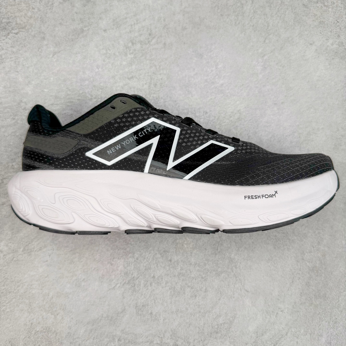 New Balance Fresh Foam X NB1080V13 新百伦系列低帮轻量化厚底健身休闲运动慢跑鞋 近赏｜无论是日常慢跑，还是City Walk，它都可轻松应对提起今年最流行的事情，想必在你所在的城市来一段City Walk，是很多潮男潮女都会做的吧。当时间来到十月，一年中最舒服的时光，无论是慢跑也好，还是City Walk，今天推荐的这双鞋，都可以轻松应对。那就是可以带给你久违的松弛感、治愈你柔软的需要的New Balance Fresh Foam X1080v13。作为New Balance经典跑鞋系列，1080系列可以说凝聚了品牌历来前沿科技与制造匠心。今年的v13版本可谓再度革新。在舒适体验、运动性能以及造型风格三个维度上做到了有机交融。舒适体验一直是1080跑鞋系列带给我们最大的直观感受，加上本就带有严肃跑鞋基因，在今年全新材料配方的Fresh FoamX中底泡棉上则有了不一样的缓震性能，重新定义“踩屎感”。可再生柔软针织鞋面使用可追溯的Repreve再生鞋面材料，柔软透气的鞋面提供绵密的贴合与包裹感，轻量分区橡胶大底分区外底橡胶采用新材料，改进纹路设计，增加前掌外底硬度，提升滚动反馈和传动效率。尺码：36 36.5 37 37.5 38 38.5 39.5 40 40.5 41.5 42 42.5 43 44 45-选品中心