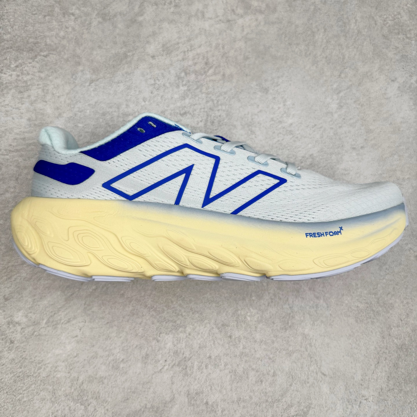 图片[2]-New Balance Fresh Foam X NB1080V13 新百伦系列低帮轻量化厚底健身休闲运动慢跑鞋 近赏｜无论是日常慢跑，还是City Walk，它都可轻松应对提起今年最流行的事情，想必在你所在的城市来一段City Walk，是很多潮男潮女都会做的吧。当时间来到十月，一年中最舒服的时光，无论是慢跑也好，还是City Walk，今天推荐的这双鞋，都可以轻松应对。那就是可以带给你久违的松弛感、治愈你柔软的需要的New Balance Fresh Foam X1080v13。作为New Balance经典跑鞋系列，1080系列可以说凝聚了品牌历来前沿科技与制造匠心。今年的v13版本可谓再度革新。在舒适体验、运动性能以及造型风格三个维度上做到了有机交融。舒适体验一直是1080跑鞋系列带给我们最大的直观感受，加上本就带有严肃跑鞋基因，在今年全新材料配方的Fresh FoamX中底泡棉上则有了不一样的缓震性能，重新定义“踩屎感”。可再生柔软针织鞋面使用可追溯的Repreve再生鞋面材料，柔软透气的鞋面提供绵密的贴合与包裹感，轻量分区橡胶大底分区外底橡胶采用新材料，改进纹路设计，增加前掌外底硬度，提升滚动反馈和传动效率。尺码：36 36.5 37 37.5 38 38.5 39.5 40 40.5 41.5 42 42.5 43 44 45-选品中心